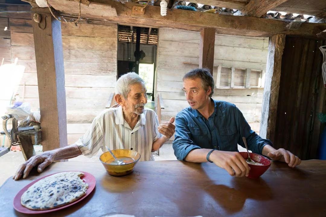 El especialista resume su enfoque sobre longevidad con una consigna: empezar el día con plantas en lugar de alimentos procesados.