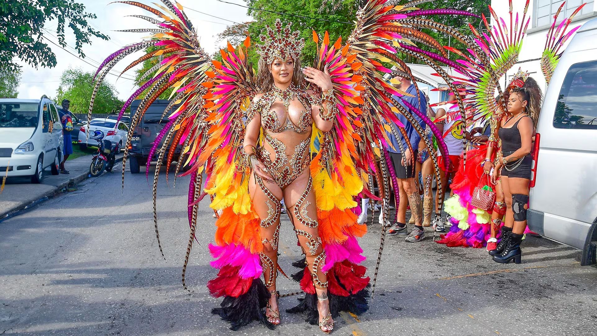 Rihanna impacta en el Carnaval de 2025 con un body transparente de pedrería dorada y roja (Backgrid UK/The Grosby Group)