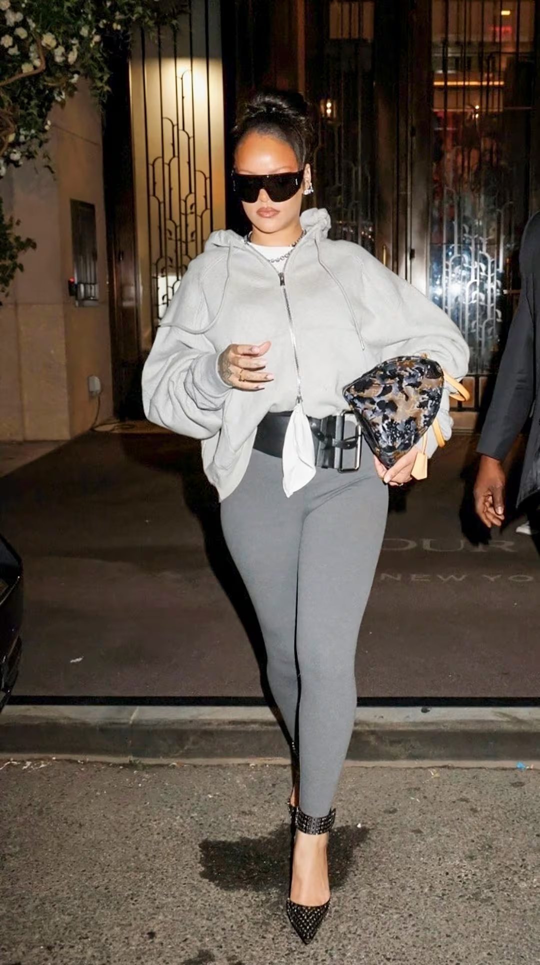Rihanna alterna prendas amplias como sudaderas y vaqueros con accesorios de gran tamaño (Backgrid/The Grosby Group)