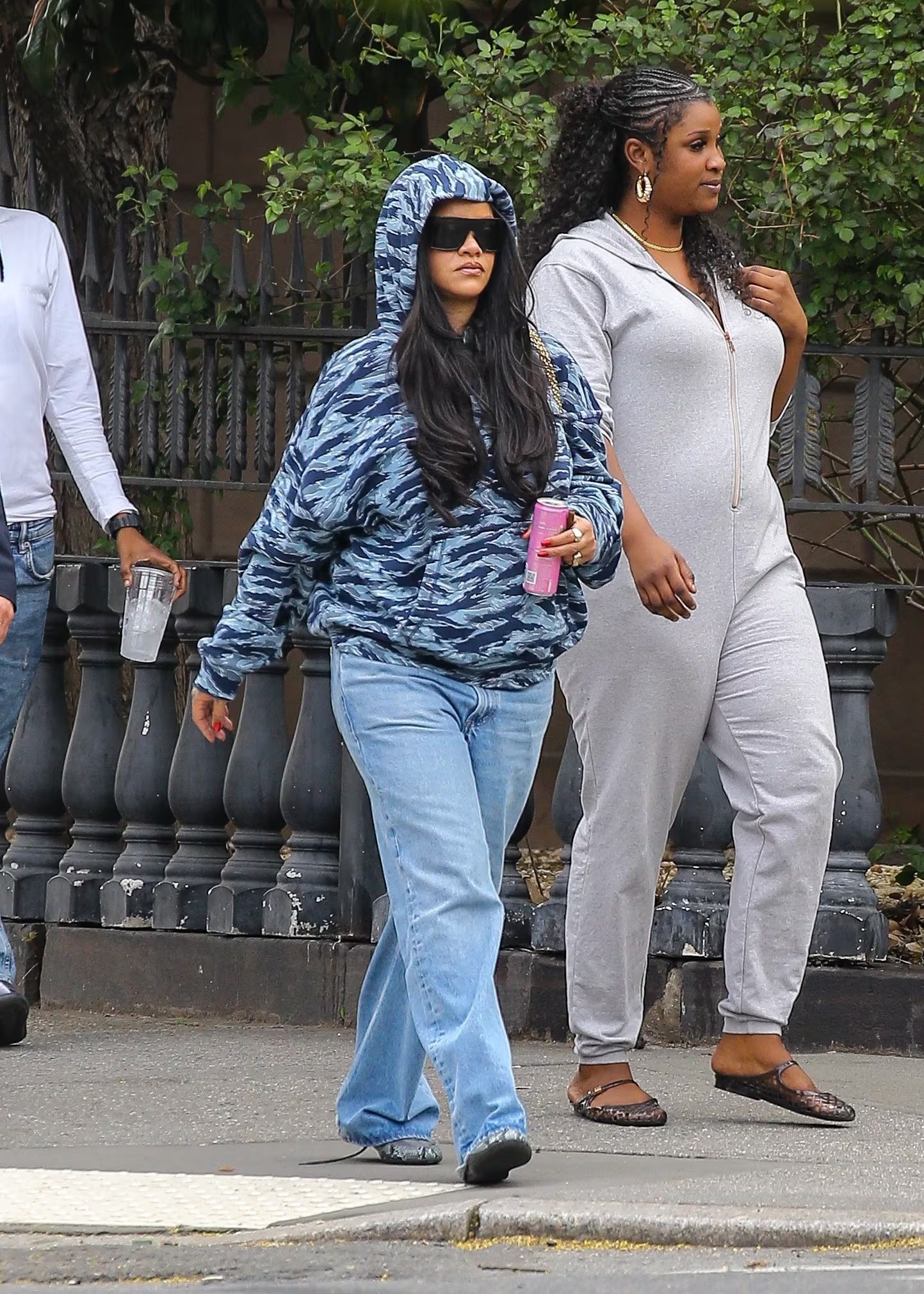 La mezcla de comodidad deportiva y acabados pulidos consolida a Rihanna como referente de tendencias (Backgrid/The Grosby Group)