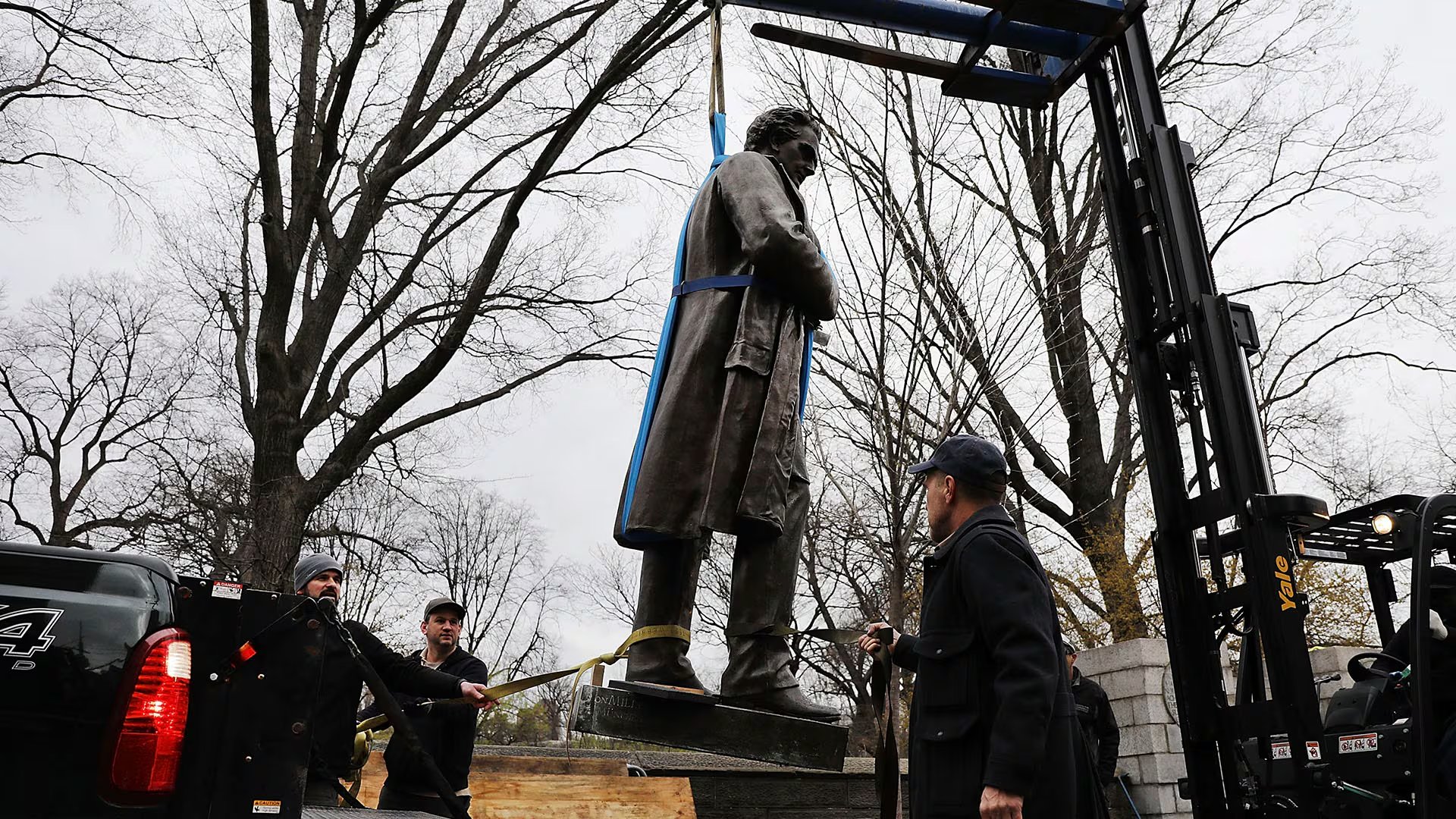 Trabajadores del ayuntamiento retiran la estatua del doctor J. Marion Sims en Central Park, Nueva York. (AFP)