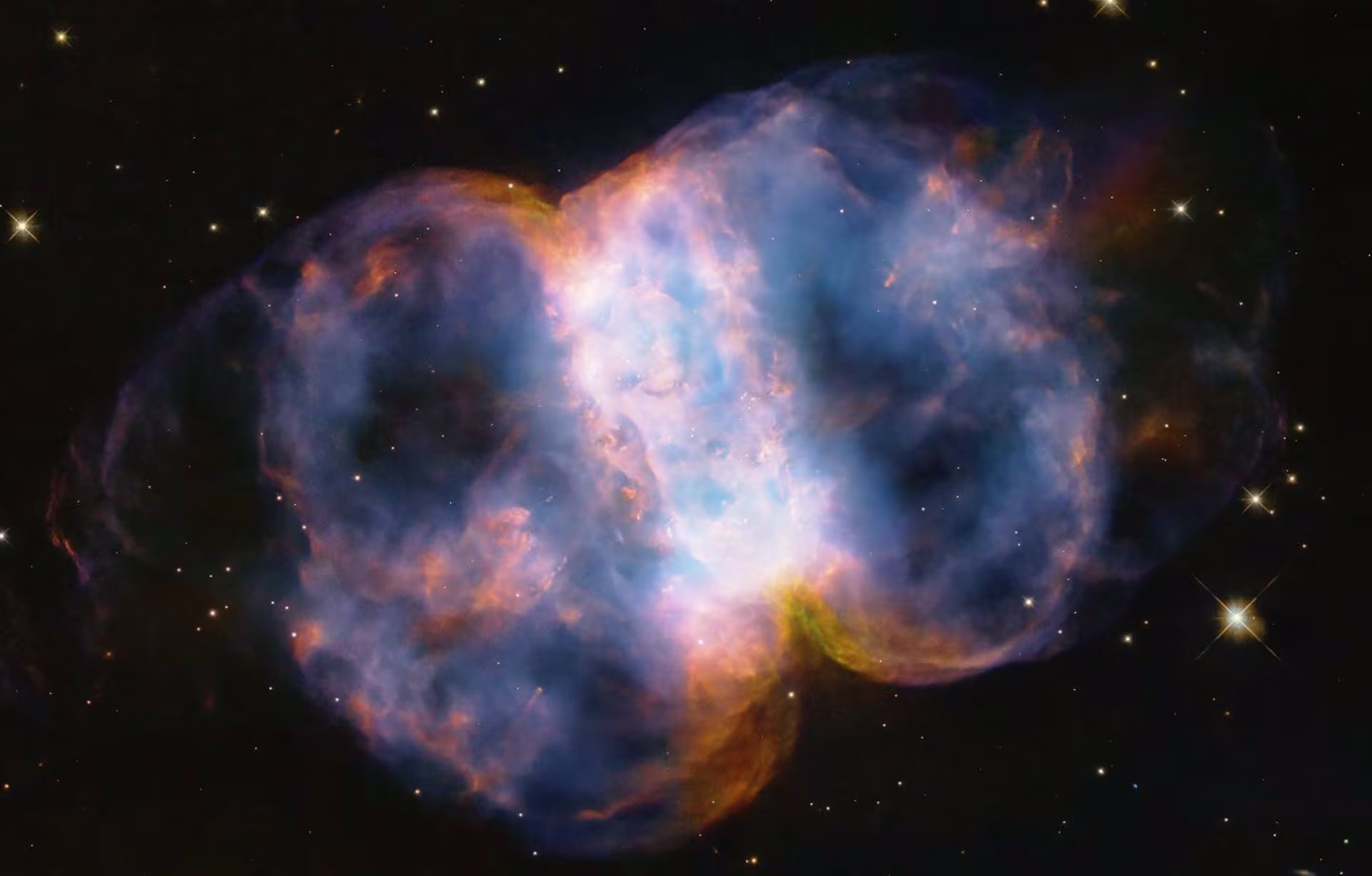 La persistencia del polvo y el agua cerca de Sagitario A* sugiere que las estrellas AGB son clave en el suministro de material al centro galáctico (NASA, ESA, STSCI)

