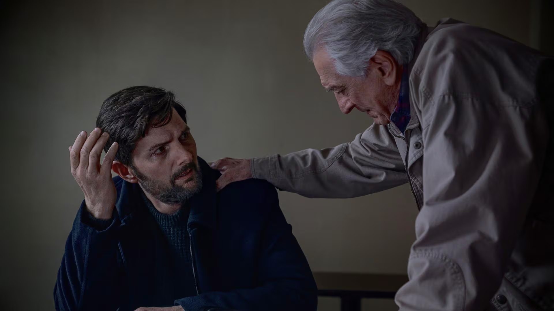 Robert de Niro y Adam Scott son padre e hijo en 'Susurran tu nombre' (Netflix)