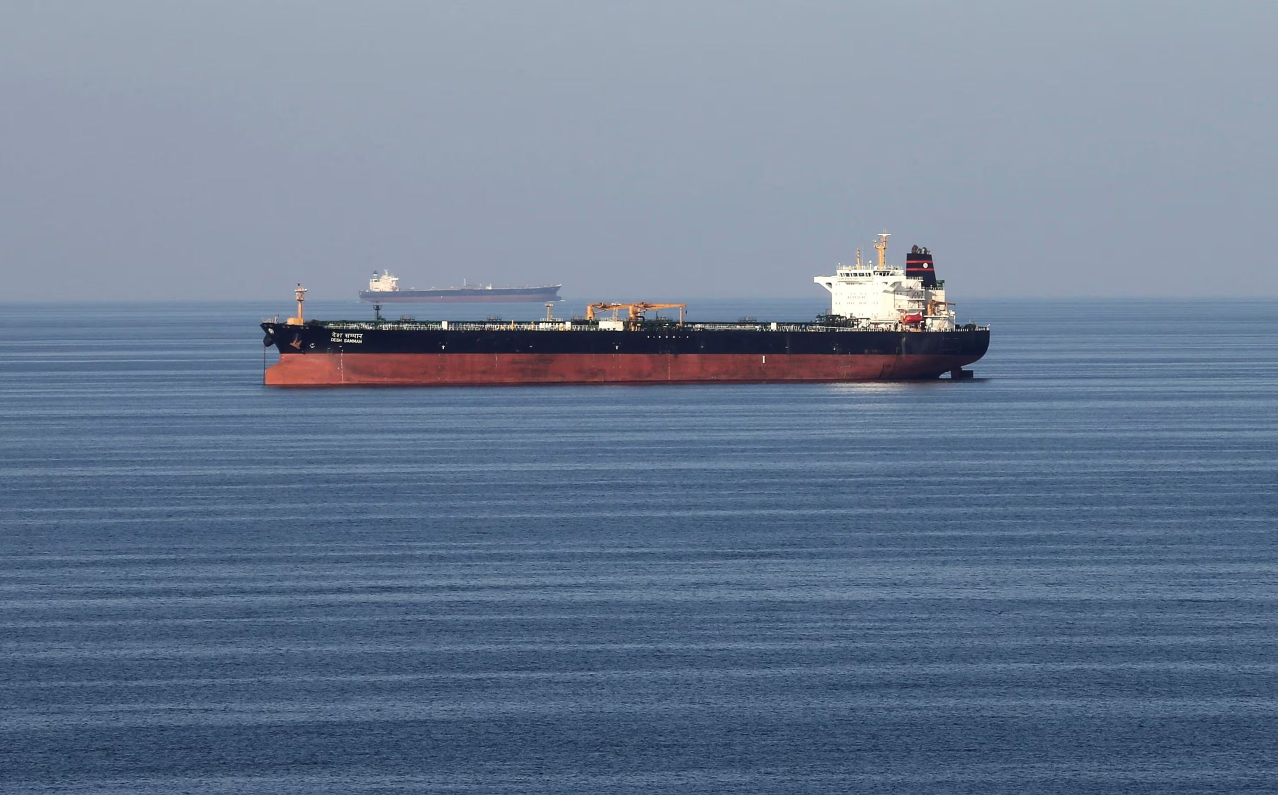 Un petrolero en el ingreso al estrecho de Ormuz (REUTERS/Archivo)