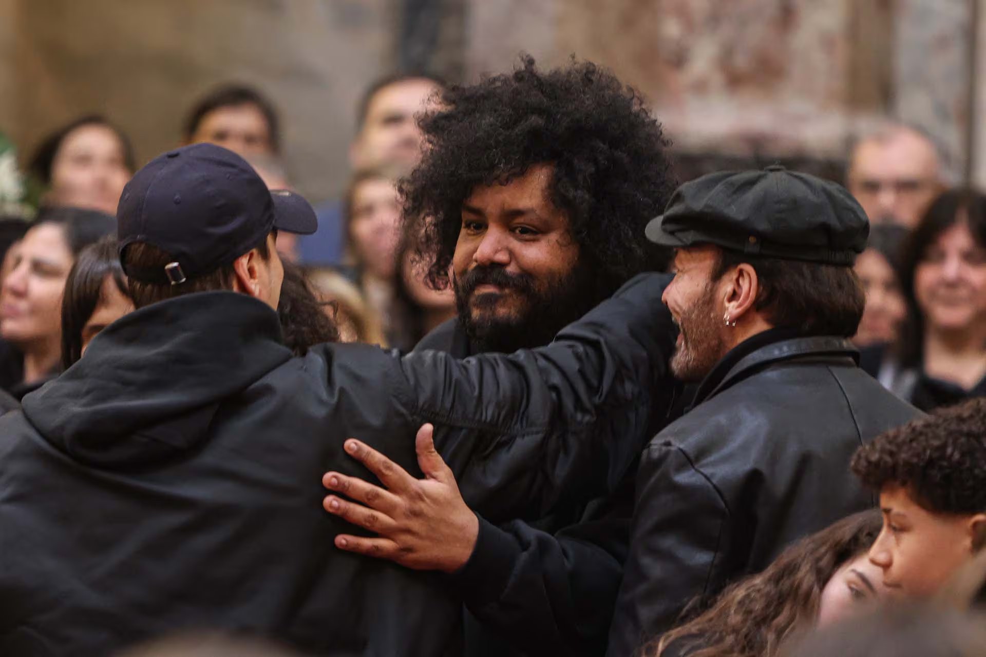 Matías Rada, uno de los tres hijos del músico, recibe las condolencias de los presentes 