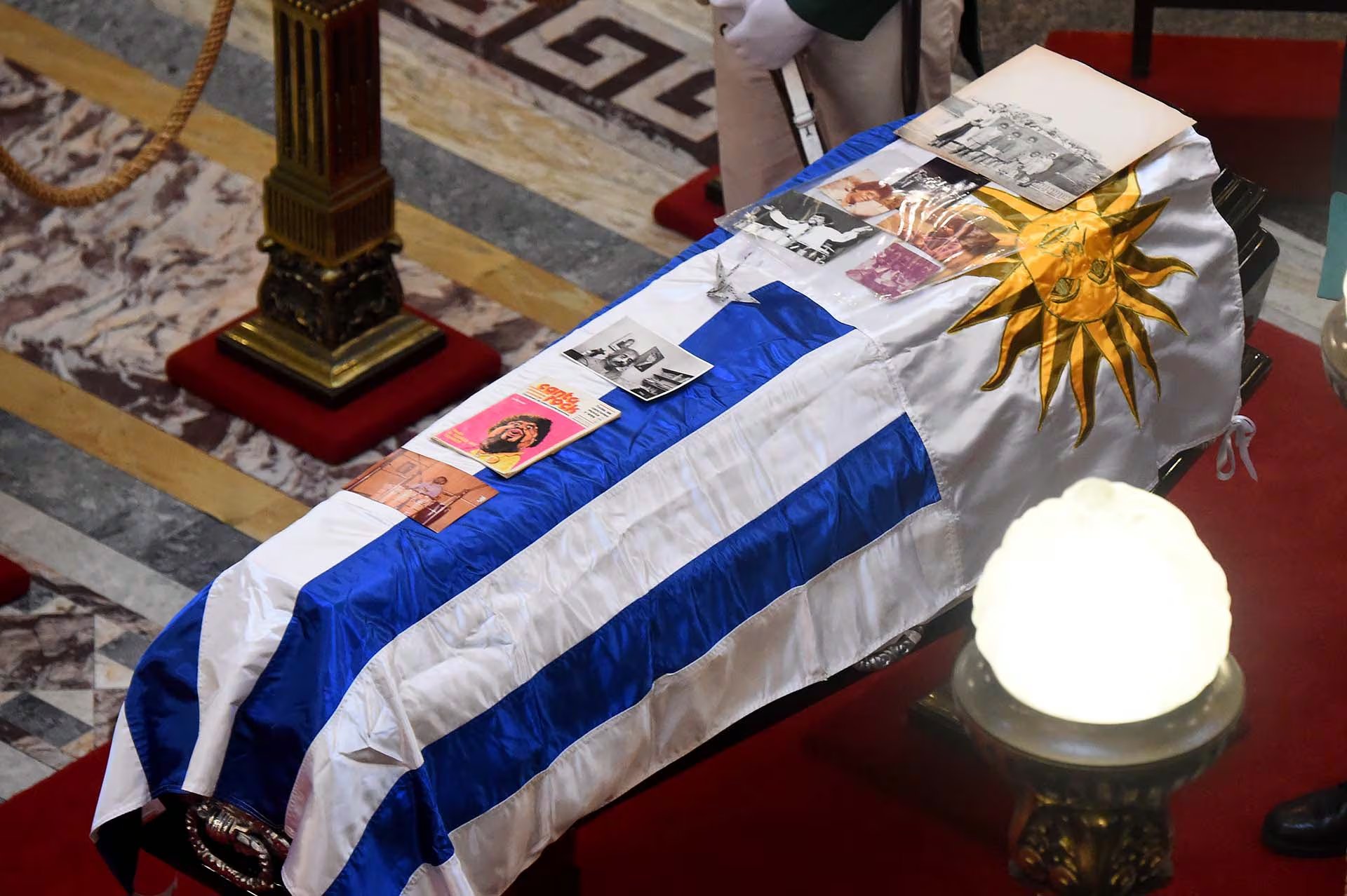 A medida que pasaron las horas, el féretro fue recibiendo recuerdos de distintos momentos de la gloriosa carrera de Rubén Rada 