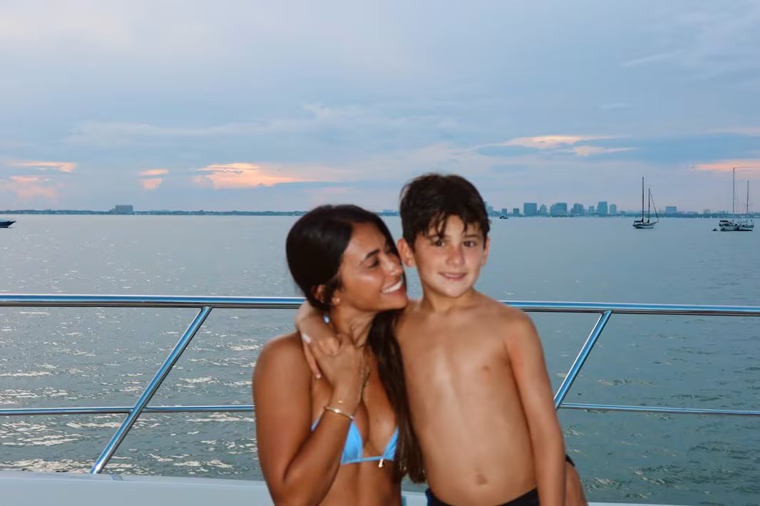 Antonela posó junto a Ciro, su hijo menor