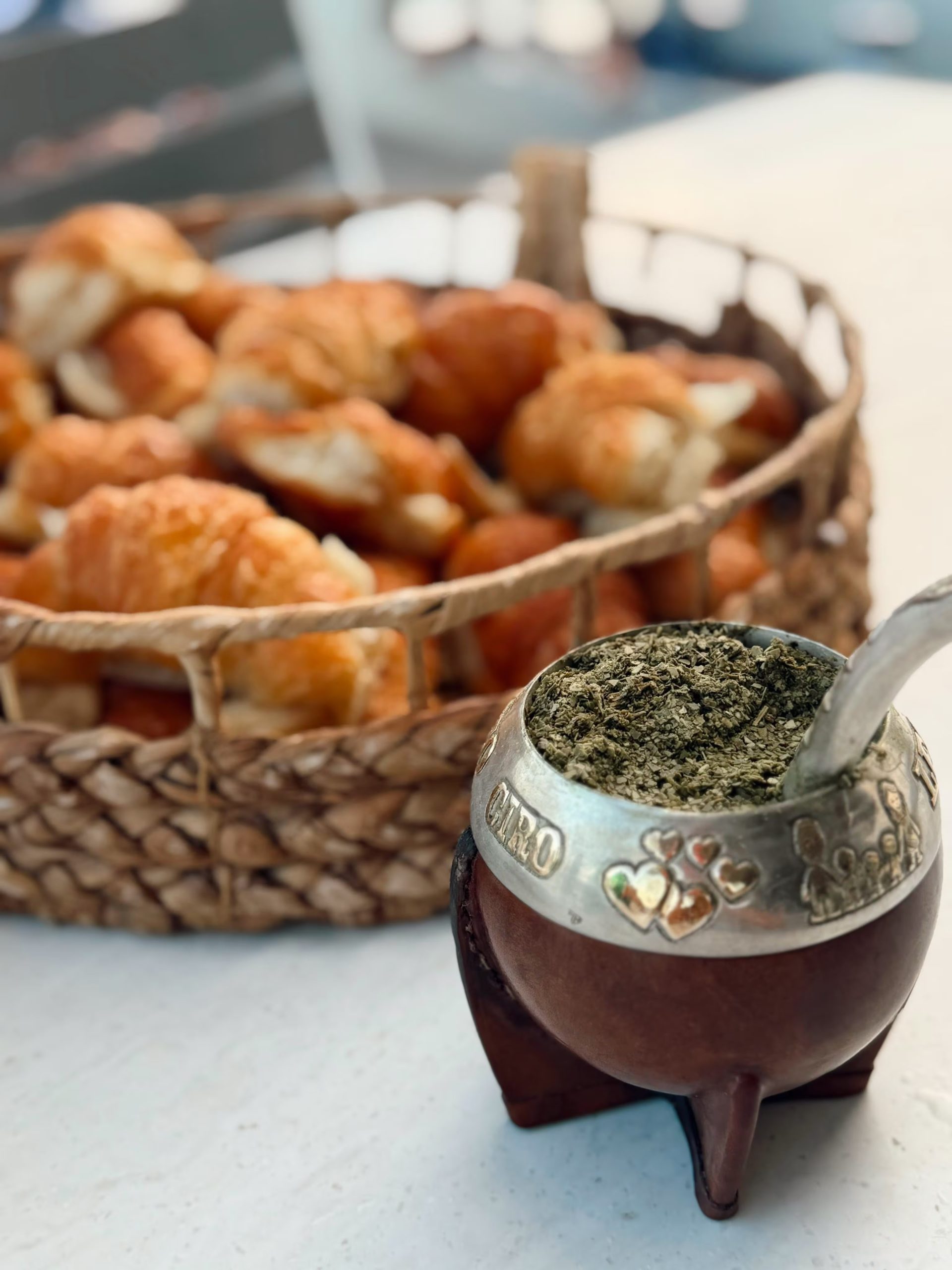 Los mates y las medialunas, los clásicos argentinos, no faltaron durante estos días