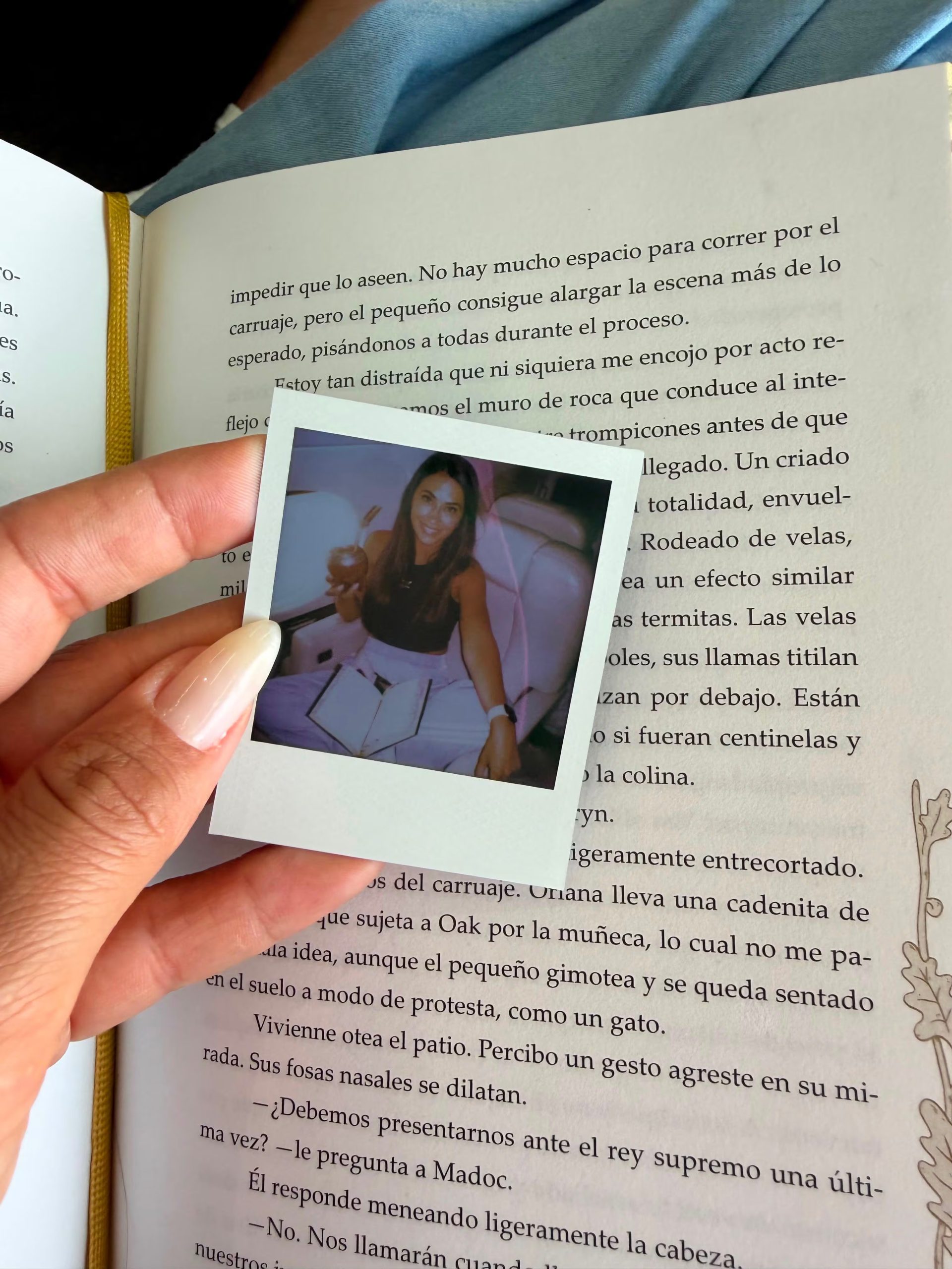 Antonela Roccuzzo sonríe mientras toma mate y lee un libro en un momento de descanso en Miami.