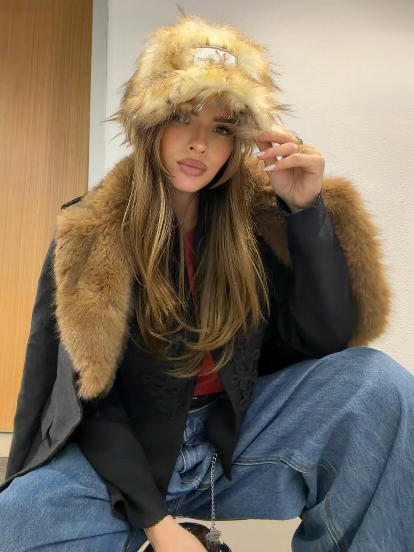 La China Suárez, siempre fashionista: su look vestida con un gorro de piel, un abrigo con detalles de piel y pantalones vaqueros azules