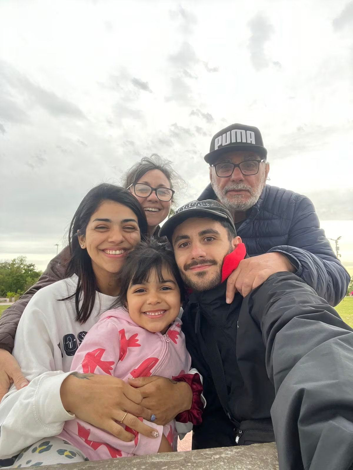 Franco junto a Serena, Justina y los padres del joven