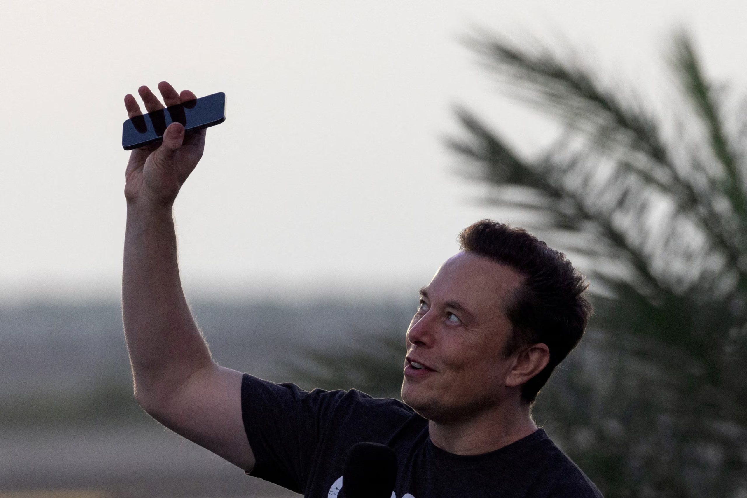 El dispositivo que imagina Elon Musk conservará pantalla y sonido, pero perderá la capacidad de procesamiento autónoma de los celulares actuales. (REUTERS/Adrees Latif/File Photo)