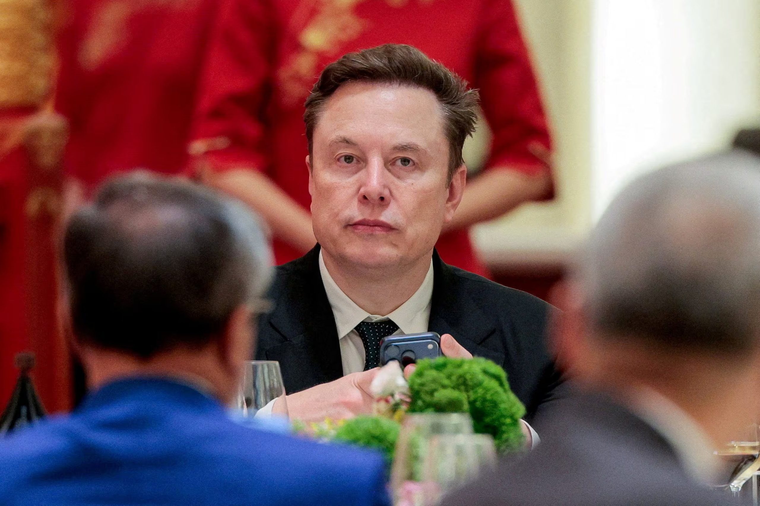 El empresario planteó que el fin del celular llegará por un cambio en la relación con la información y la comunicación. (REUTERS/Evan Vucci)
