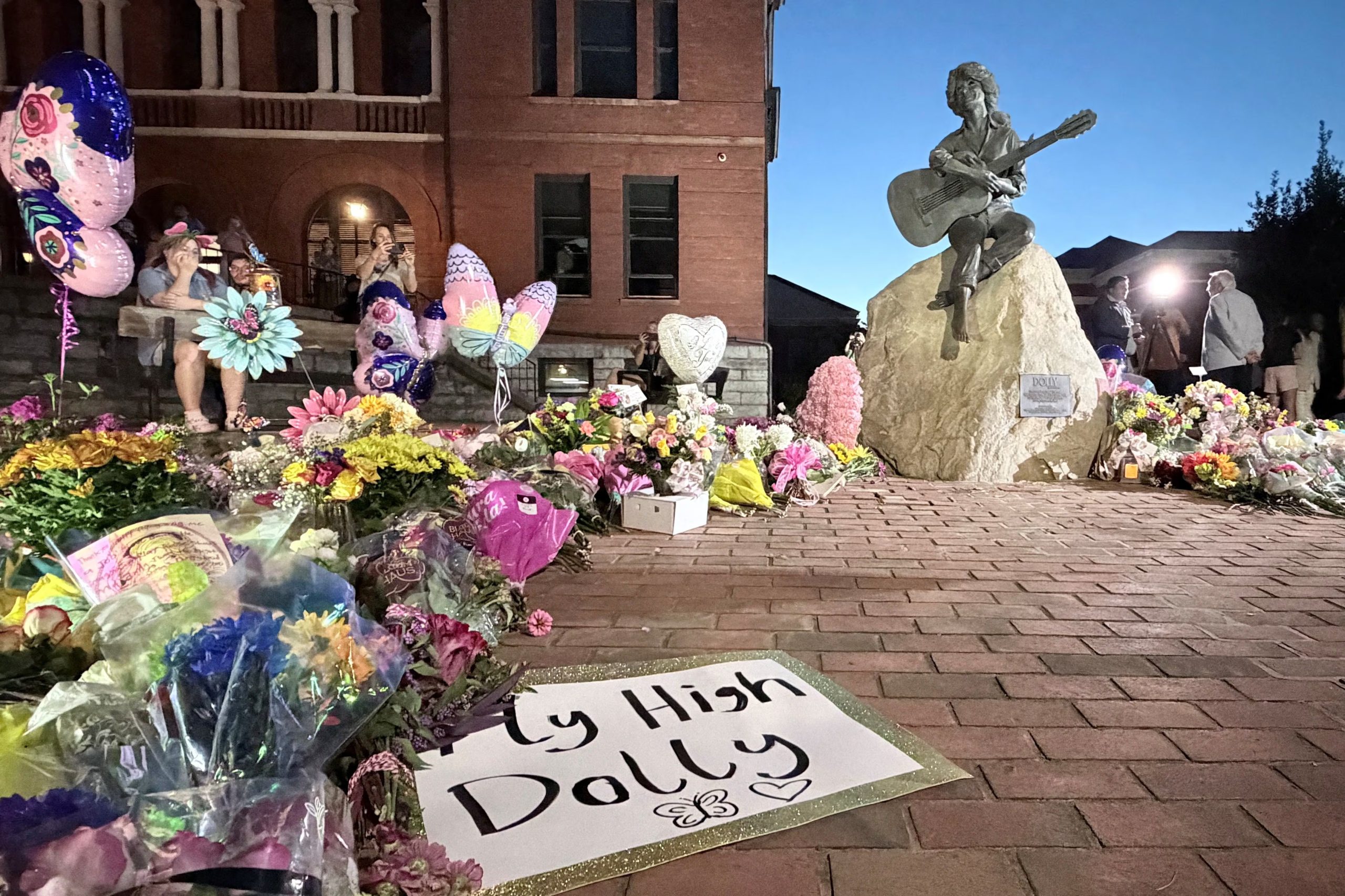 El entorno de Dolly Parton destacó tras su muerte su carrera artística, su trabajo solidario y el legado de iniciativas como Imagination Library y el financiamiento de investigaciones médicas (REUTERS/Kevin Fogarty)