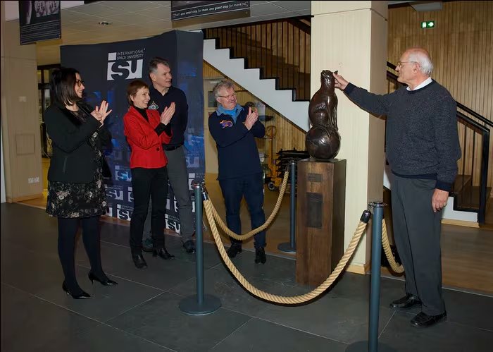 Estatua de Félicette erigida en 2019 en la Universidad Internacional del Espacio (International Space University)