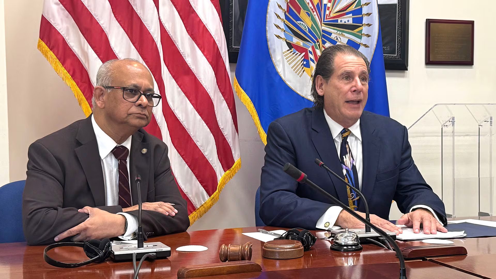 Albert Ramdin, secretario General de la OEA, y Rizutto, embajador de Estados Unidos, durante un encuentro oficial en Washington