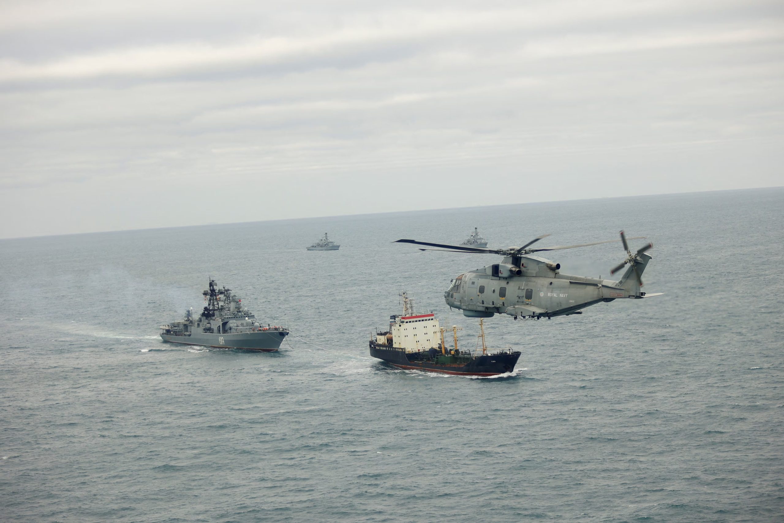 En esta imagen de archivo sin fecha, se observa un helicóptero Merlin del Escuadrón Aéreo Naval 814 de la Marina Real Británica participando en operaciones de vigilancia junto con el HMS Somerset y el HMS St Albans en una ubicación desconocida (UK MOD Crown copyright/Royal Navy/Handout via REUTERS)