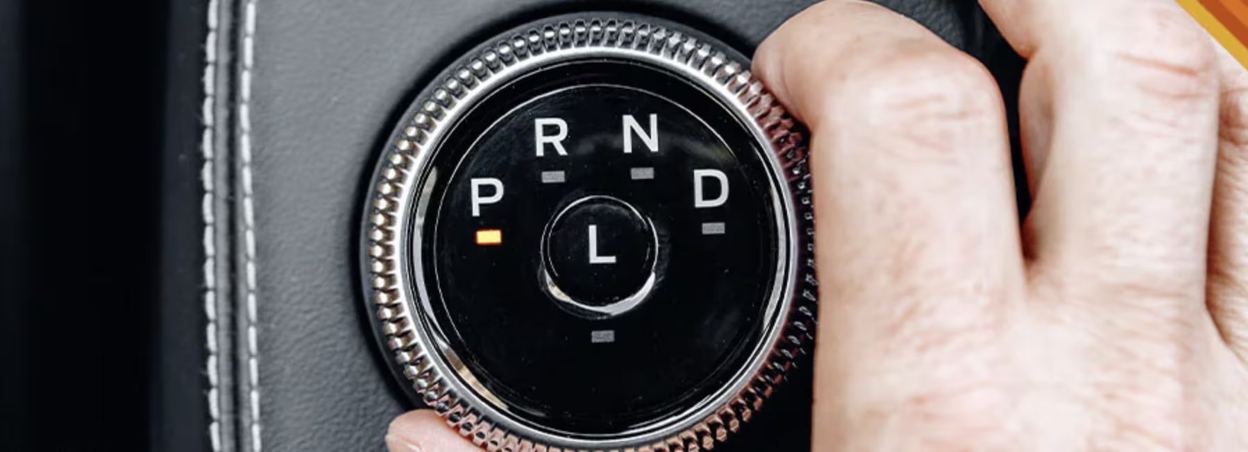 Cada letra en la palanca automática cumple una función específica, desde estacionar y retroceder hasta facilitar la conducción en nieve o pendientes. (Foto: Ford)