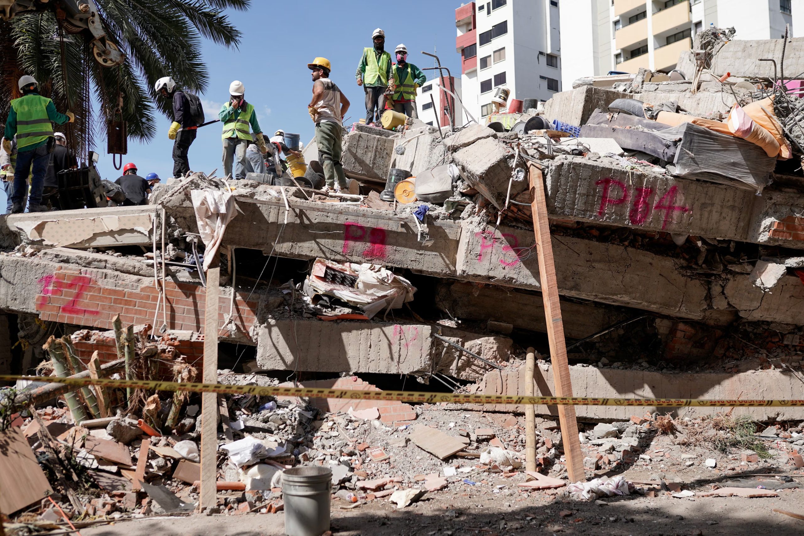 Imagen de referencia. La emergencia por el terremoto en Cali obligó a declarar alerta roja hospitalaria y movilizó a bomberos, Defensa Civil y Cruz Roja en las estructuras colapsadas - crédito Sergio Acero/Reuters