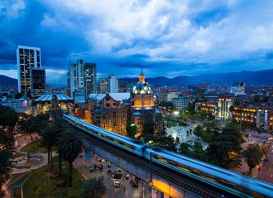 La inspección de la escena permitió identificar varias lesiones en el cuerpo de la víctima - crédito Alcaldía de Medellín