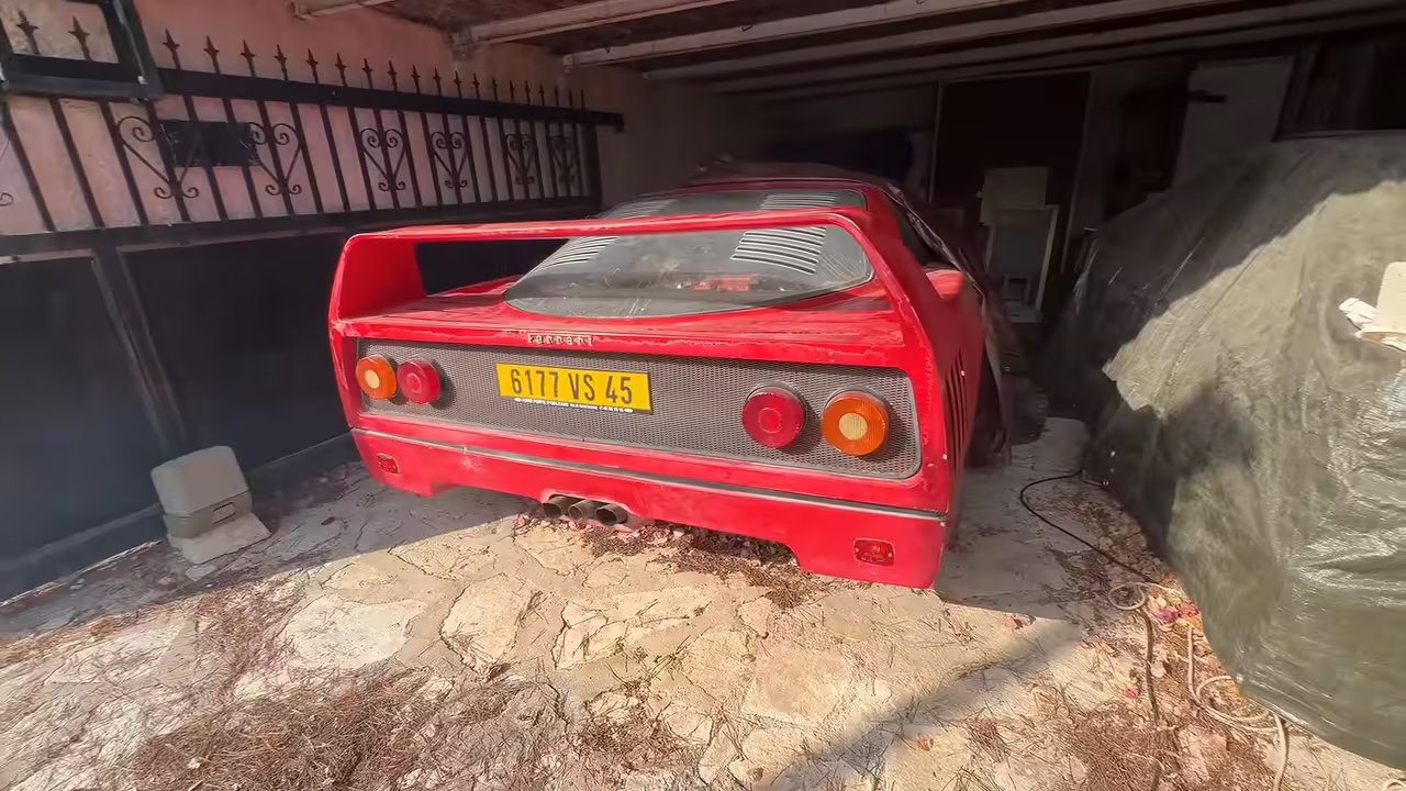 Un youtuber encuentra dos Ferrari abandonados gracias a Google Maps y decide ir a verlos. (Georgesmithgood)