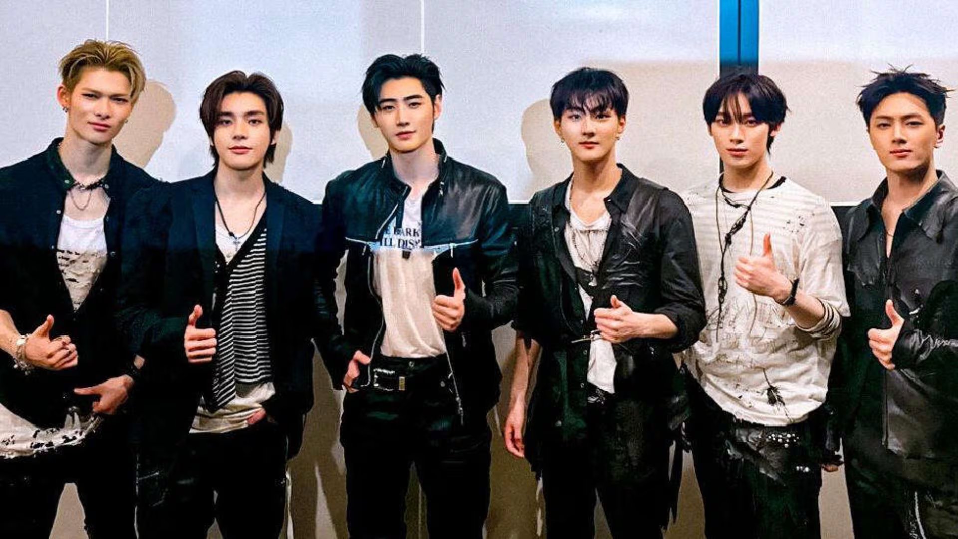 El grupo de k-pop ENHYPEN posa junto antes de su presentación en Lima, Perú, para la cual se anunciaron horarios y accesos.