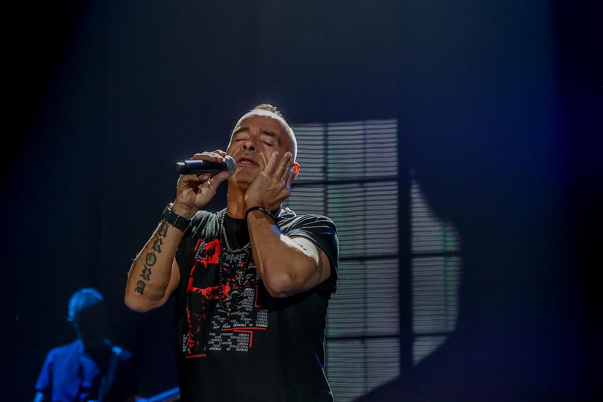 La operación de cuerdas vocales de Eros Ramazzotti fue descrita como una intervención impostergable por el desgaste vocal acumulado en directo. Ante esto, el concierto de Eros Ramazzotti en Bogotá, previsto en el Movistar Arena, fue reprogramado para el 28 de octubre de 2027 - crédito @ramazzotti<em>eros/Instagram» class=»aligncenter size-full» src=»https://kchcomunicacion.com/wp-content/uploads/2026/08/Eros-Ramazzotti-aplazo-su-gira-por-America-hasta-2-1.jpg» style=»width:100%; height:auto; margin-bottom: 20px;»/></p>
<p>De acuerdo con el comunicado difundido el <strong>martes 25 de agosto</strong> por la productora <strong>Breakfast Live</strong>, poco después del anuncio del artista, <strong>todas las entradas compradas para la fecha original siguen siendo válidas para el nuevo concierto de 2027</strong>. Los asistentes que no puedan acudir en la nueva fecha dispondrán hasta el <strong>31 de diciembre de 2026</strong> para solicitar el reembolso del valor de su boleto a través de <em>Tuboleta</em>.</p>
<p>Además, advirtieron que los costos por servicio de boletería y envío no serán reembolsados, ya que corresponden a servicios ya proporcionados.</p>
<p><img decoding=