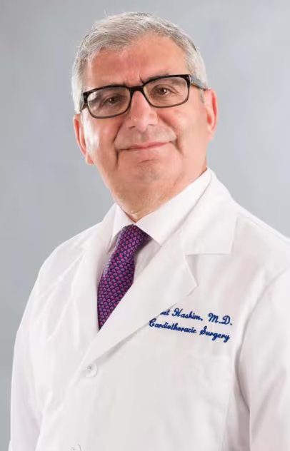 El cirujano Sabet Hashim, del Hospital Hartford, operó a Marc Gaudisosi casi tres décadas después de haber intervenido a su madre por el mismo problema cardíaco (Atención médica de Hartford)