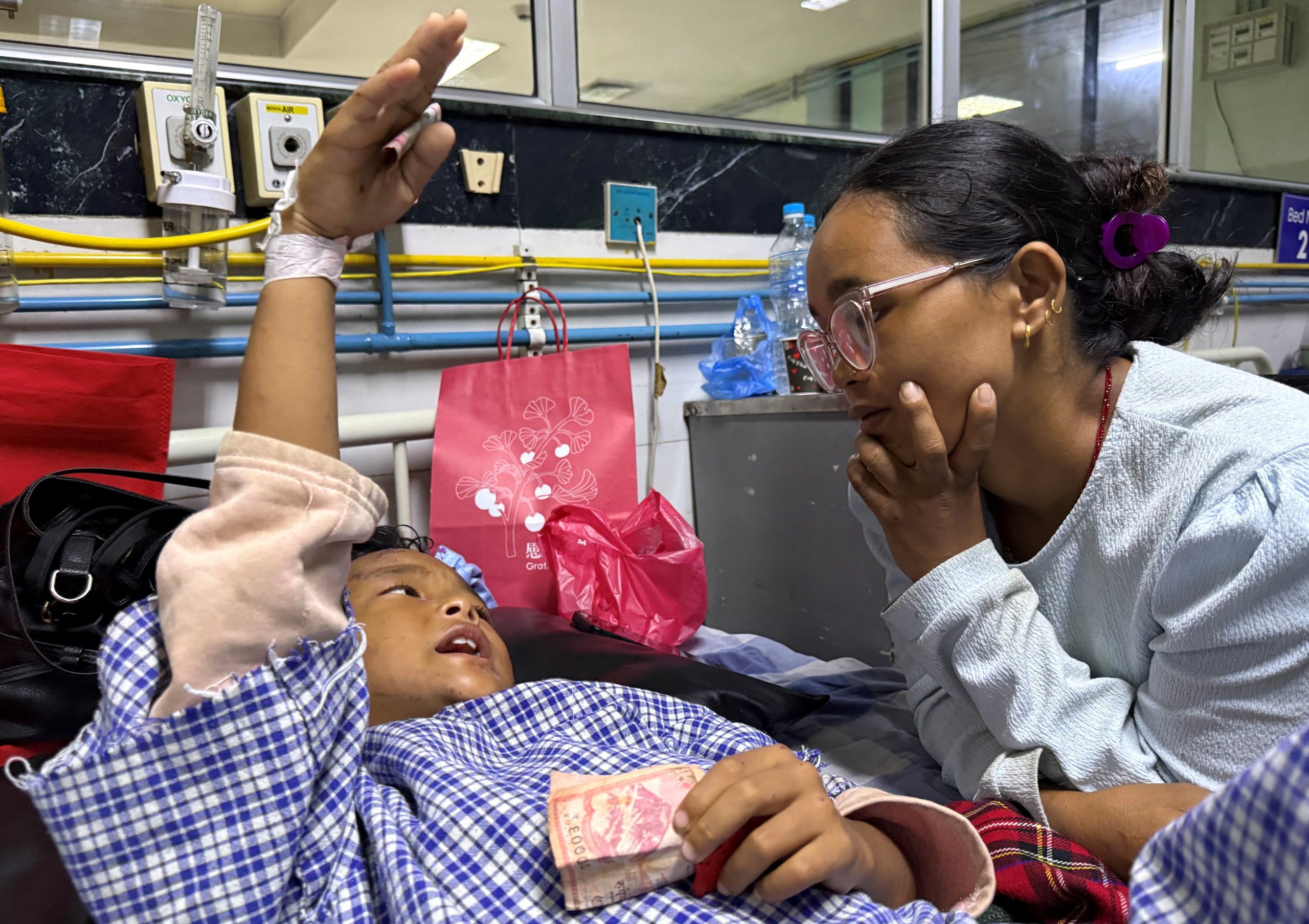 Matti Maya Tamang recorrió hospitales, refugios y centros de evacuación en Nepal tras perder contacto con sus dos hijos durante la inundación (REUTERS/Ranup Shrestha)