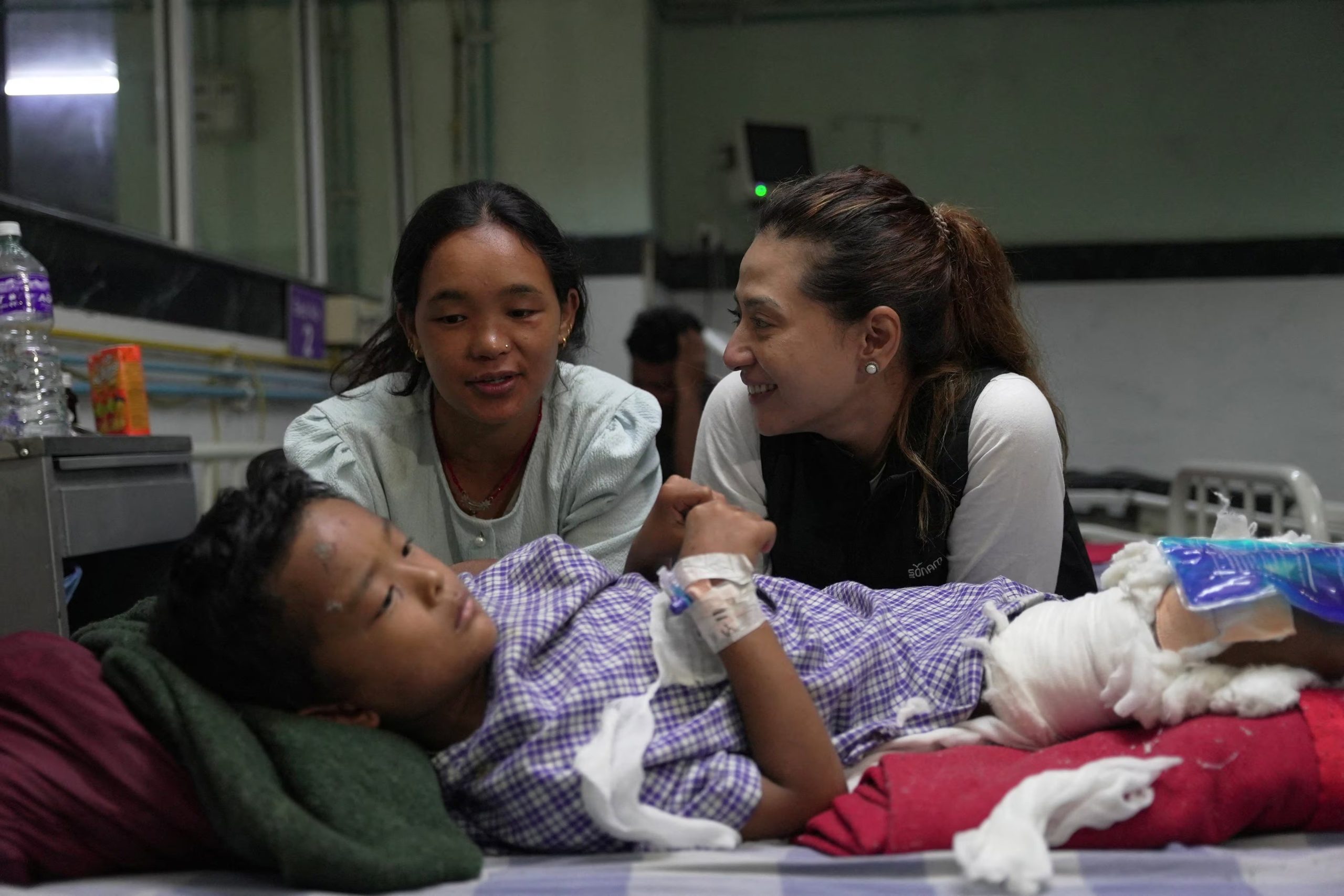 La madre llegó a creer que sus dos hijos habían muerto, pero luego logró reencontrarse con el menor mientras seguía sin noticias de Zoyal Ghale (REUTERS/Ranup Shrestha)