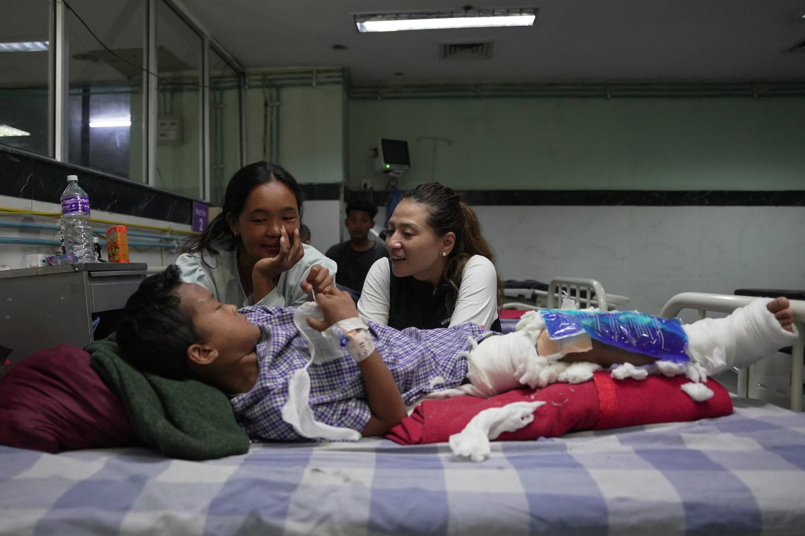 La escuela de Zoyal Ghale quedó destruida por la crecida y la zona arrasada por el agua, el lodo y las rocas se volvió irreconocible (REUTERS/Ranup Shrestha)