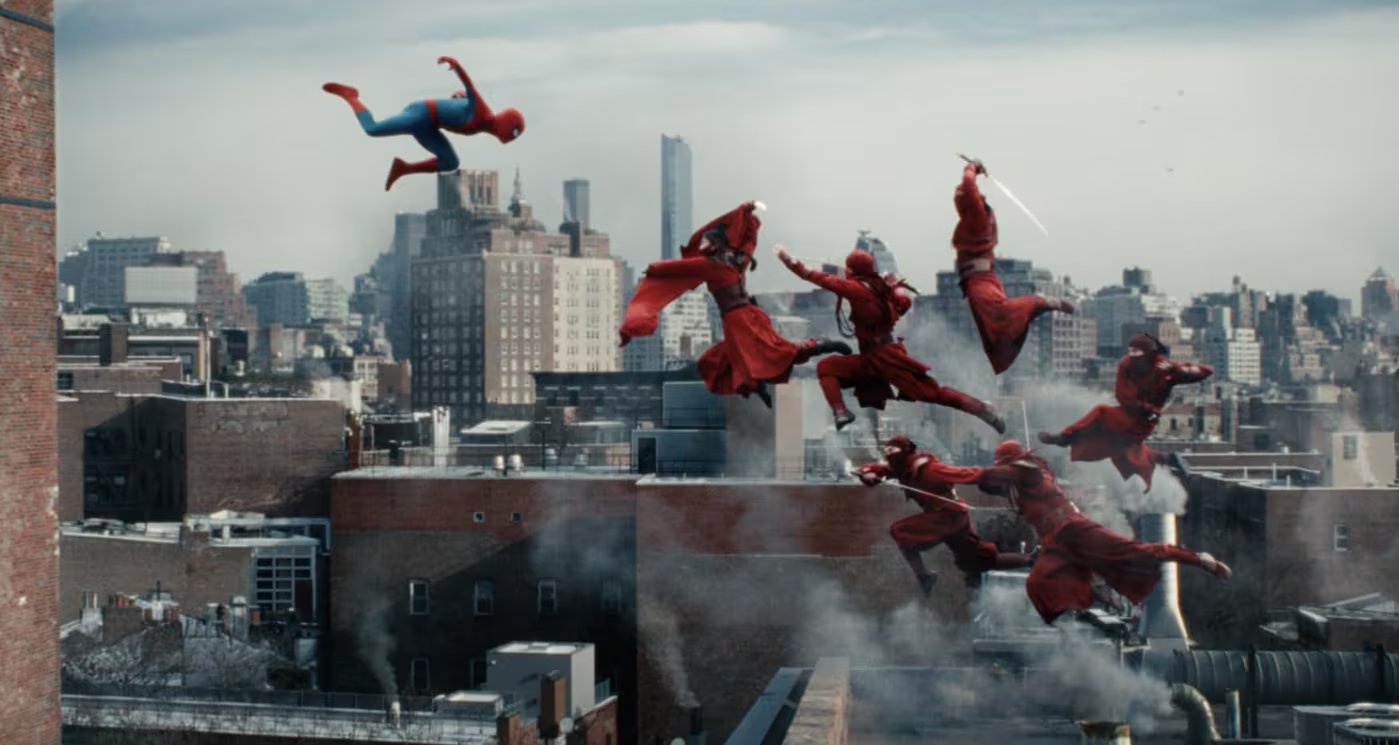 El nuevo traje de Spider-Man tomó referencias de las versiones de Tobey Maguire y Andrew Garfield para responder a la conversación de los fans (Marvel Studios)