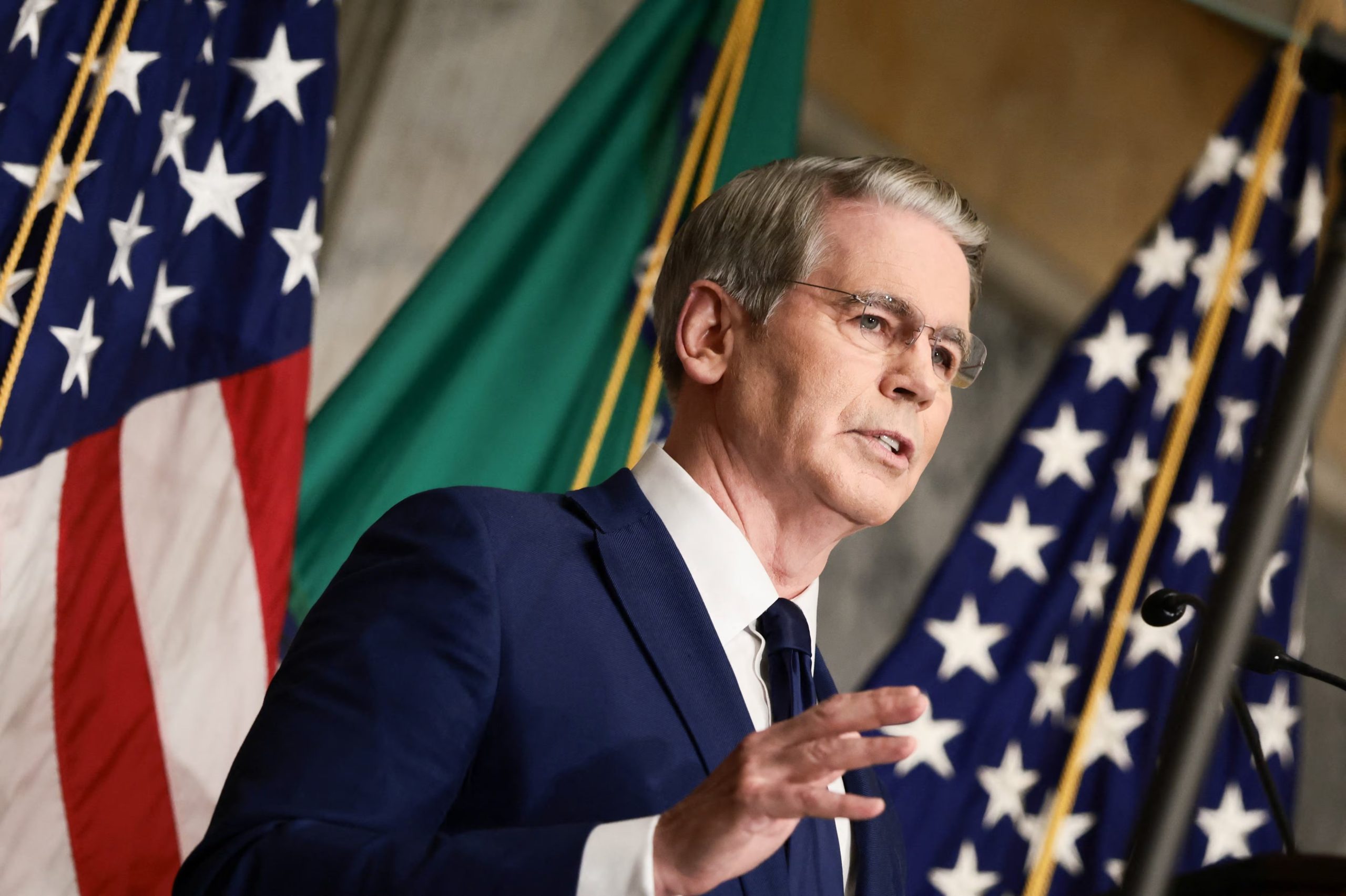 Bessent también anunció nuevas sanciones contra más de 60 entidades, individuos y embarcaciones ubicados en distintos países, a los que Washington acusa de facilitar el acceso de Irán a tecnología relacionada con programas nucleares y de misiles (REUTERS/Evelyn Hockstein)