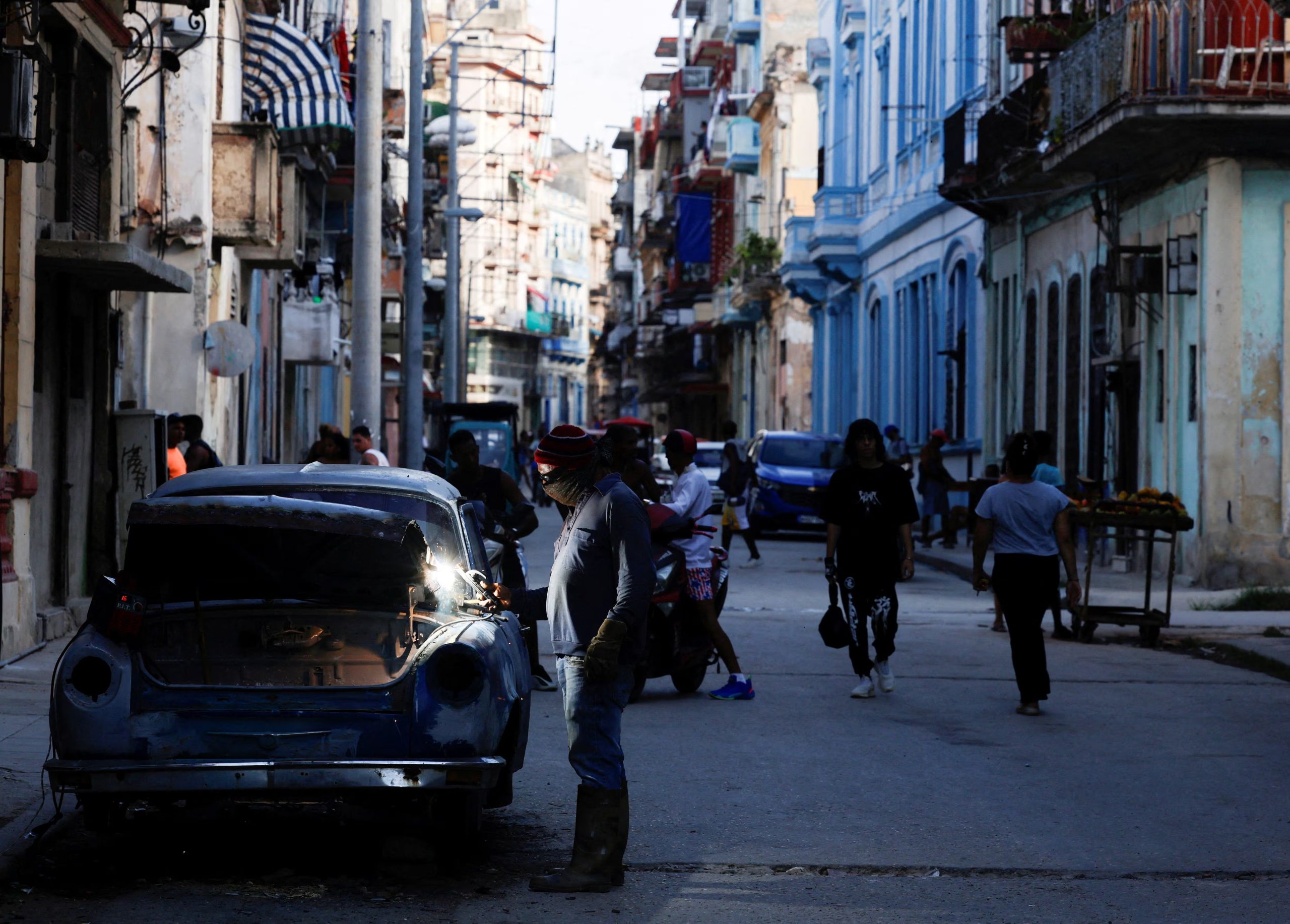 Personas caminan por una calle de La Habana, Cuba (REUTERS/Norlys Pérez)