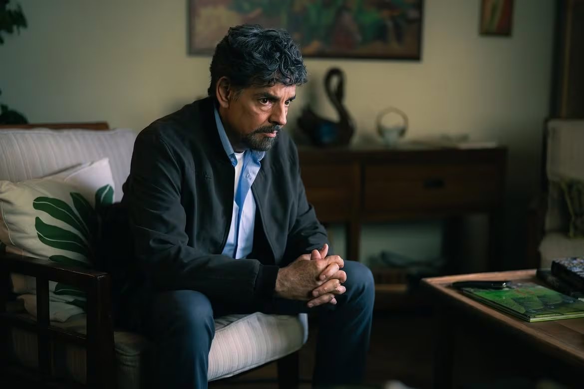 Su personaje es un padre que atraviesa una situación límite: la búsqueda de justicia tras la agresión sexual de su hija ante un sistema que opera en su contra. Derbez también figura como productor de la serie. (Prime Video/Redes Sociales)