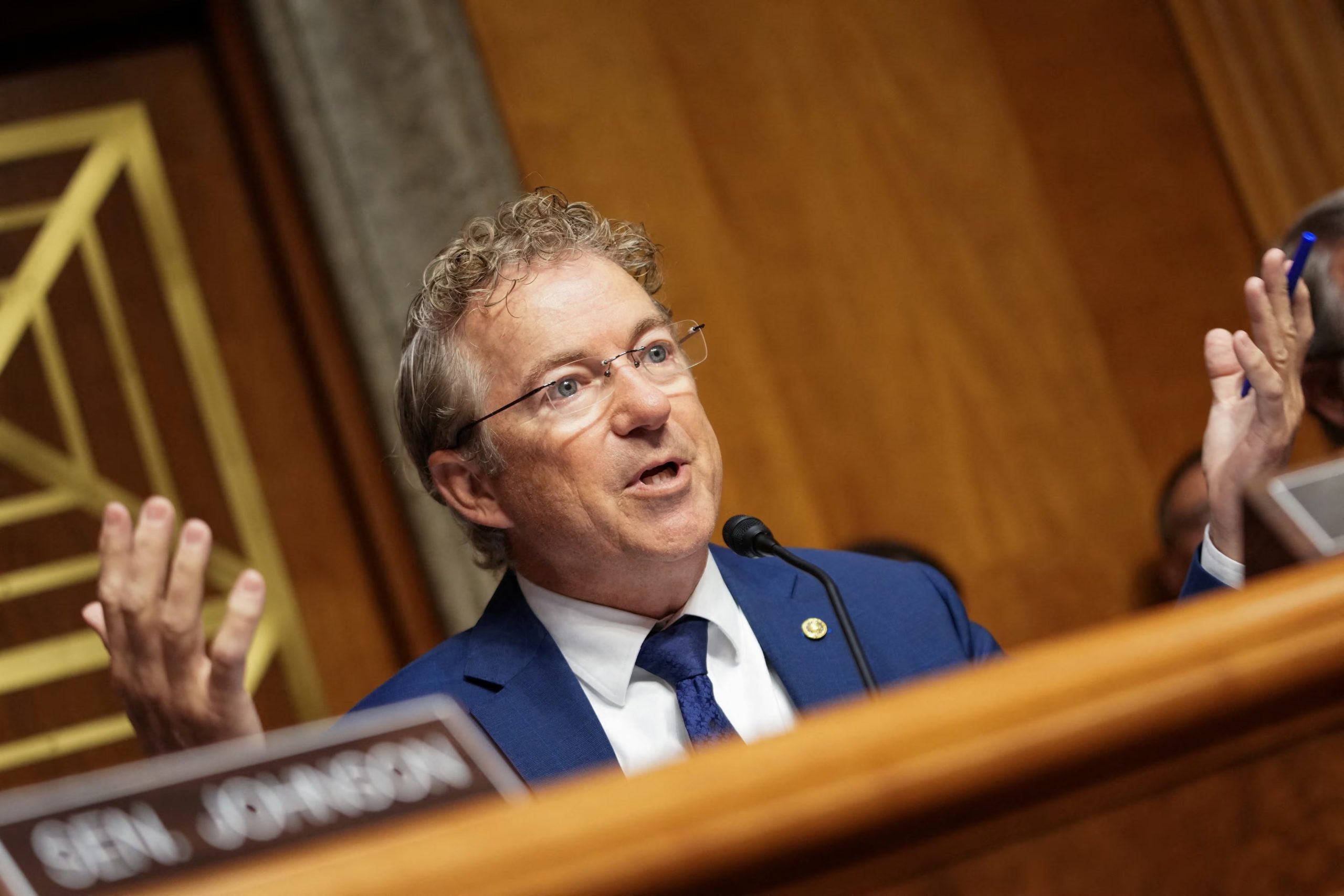 El presidente del Comité de Seguridad Nacional y Asuntos Gubernamentales del Senado de los Estados Unidos, Rand Paul (republicano por Kentucky), interviene en una audiencia con Anthony Fauci, exdirector del Instituto Nacional de Alergias y Enfermedades Infecciosas (NIAID) y asesor médico de varios presidentes estadounidenses, quien testificará bajo citación judicial sobre su papel en la respuesta nacional a la pandemia de COVID-19, en el Capitolio en Washington, D.C., EE. UU., el 29 de julio de 2026 (REUTERS/Nathan Howard)