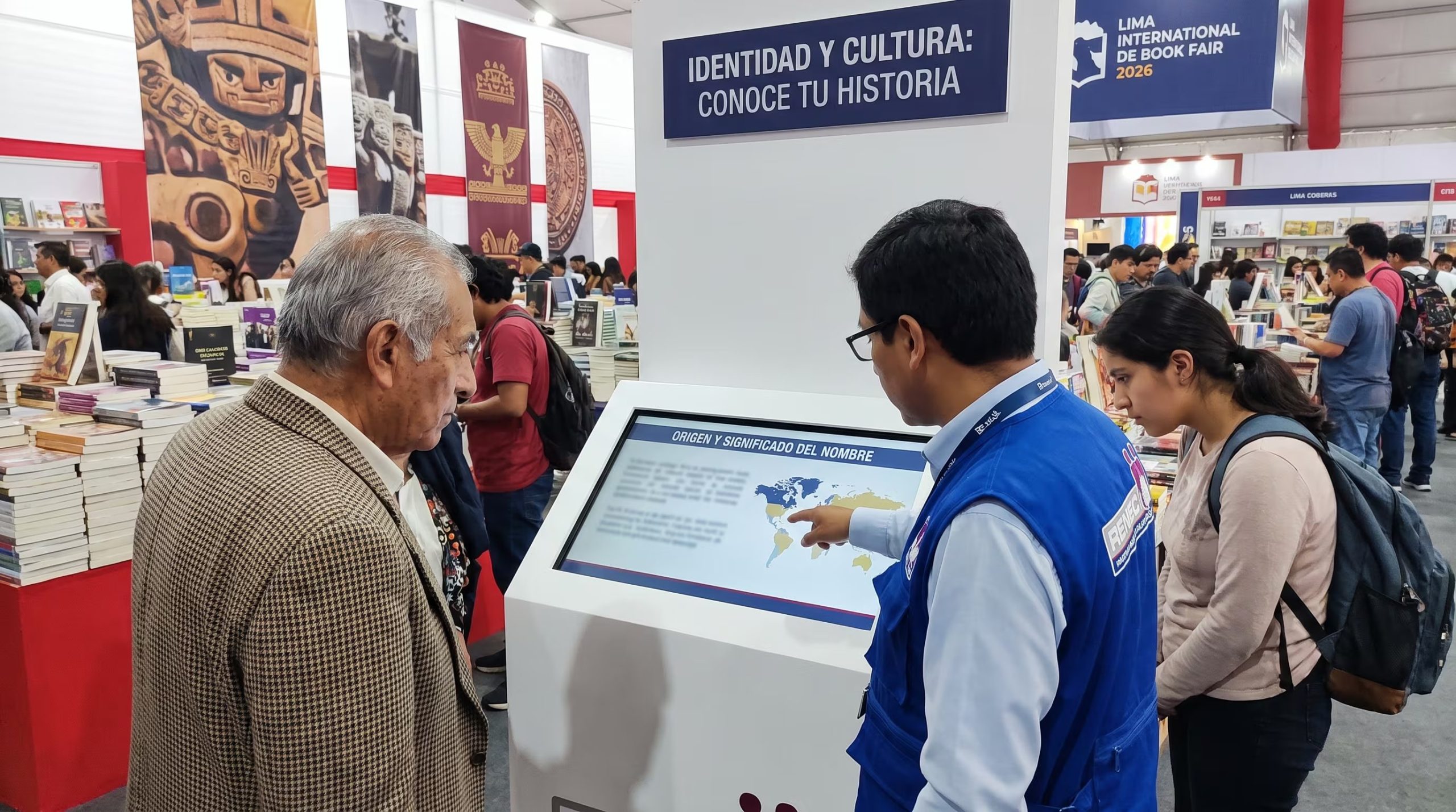 Un visitante consulta el origen y significado de su nombre en un módulo interactivo del Reniec, que un orientador explica durante la Feria Internacional del Libro de Lima 2026. (Imagen Ilustrativa Infobae)