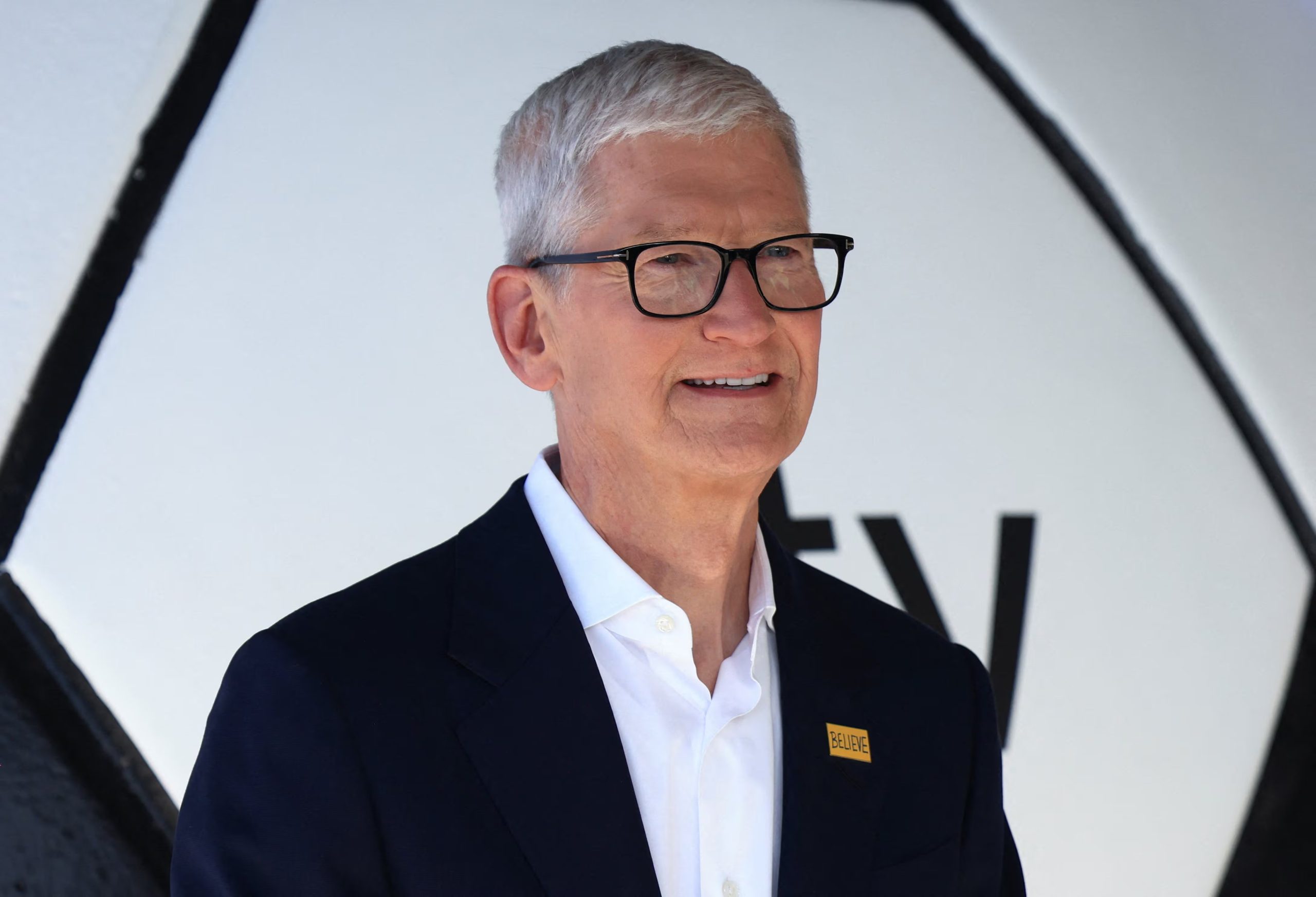 Tim Cook advirtió que el encarecimiento de los chips de memoria y almacenamiento hará subir el precio de los nuevos iPhone. (REUTERS/David Swanson)
