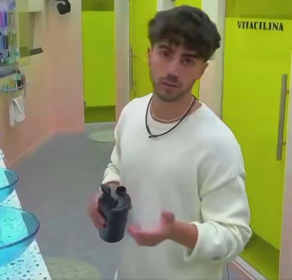 El creador de contenido uruguayo platicó con las cámaras del baño (Captura de pantalla )