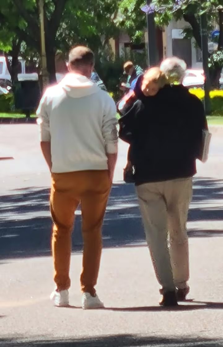 Los abuelos pueden cumplir una función importante de relevo en el cuidado de los nietos pero no deben caer en la tentación de usurpar el rol de los padres