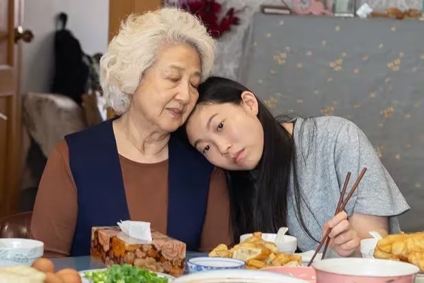 Los abuelos como confidentes. Escena de la película The Farewell (2019)