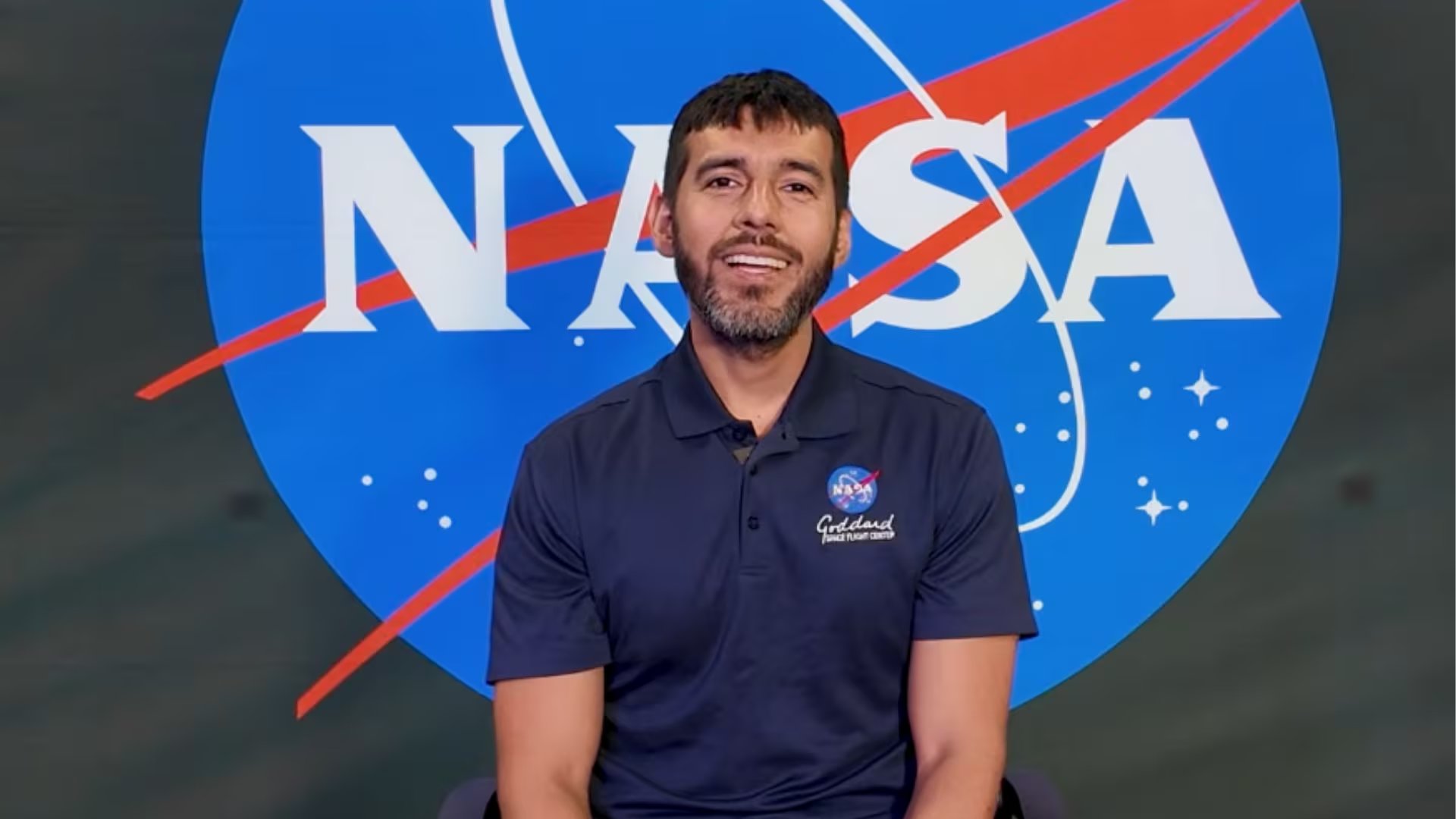 El físico espacial peruano Cristian Ferradas Alva, investigador del Centro de Vuelo Espacial Goddard de la NASA, explica la información científica que se obtiene de los eclipses solares. (Captura YouTube NASA en Español)