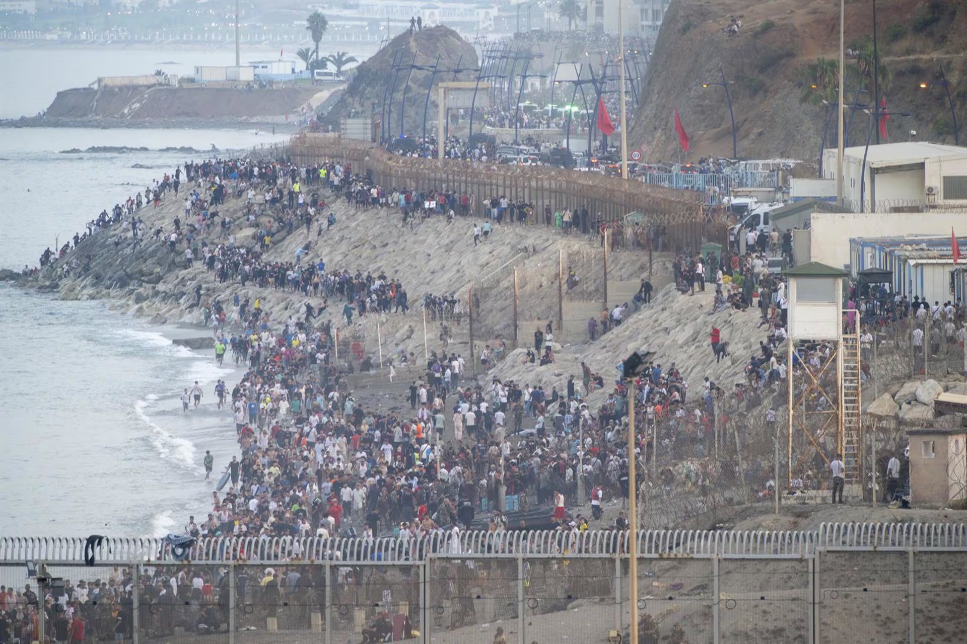 Decenas de migrantes intentaron traspasar la frontera entre Ceuta y Marruecos, 31 de julio de 2026. (Marcos Moreno - Europa Press)