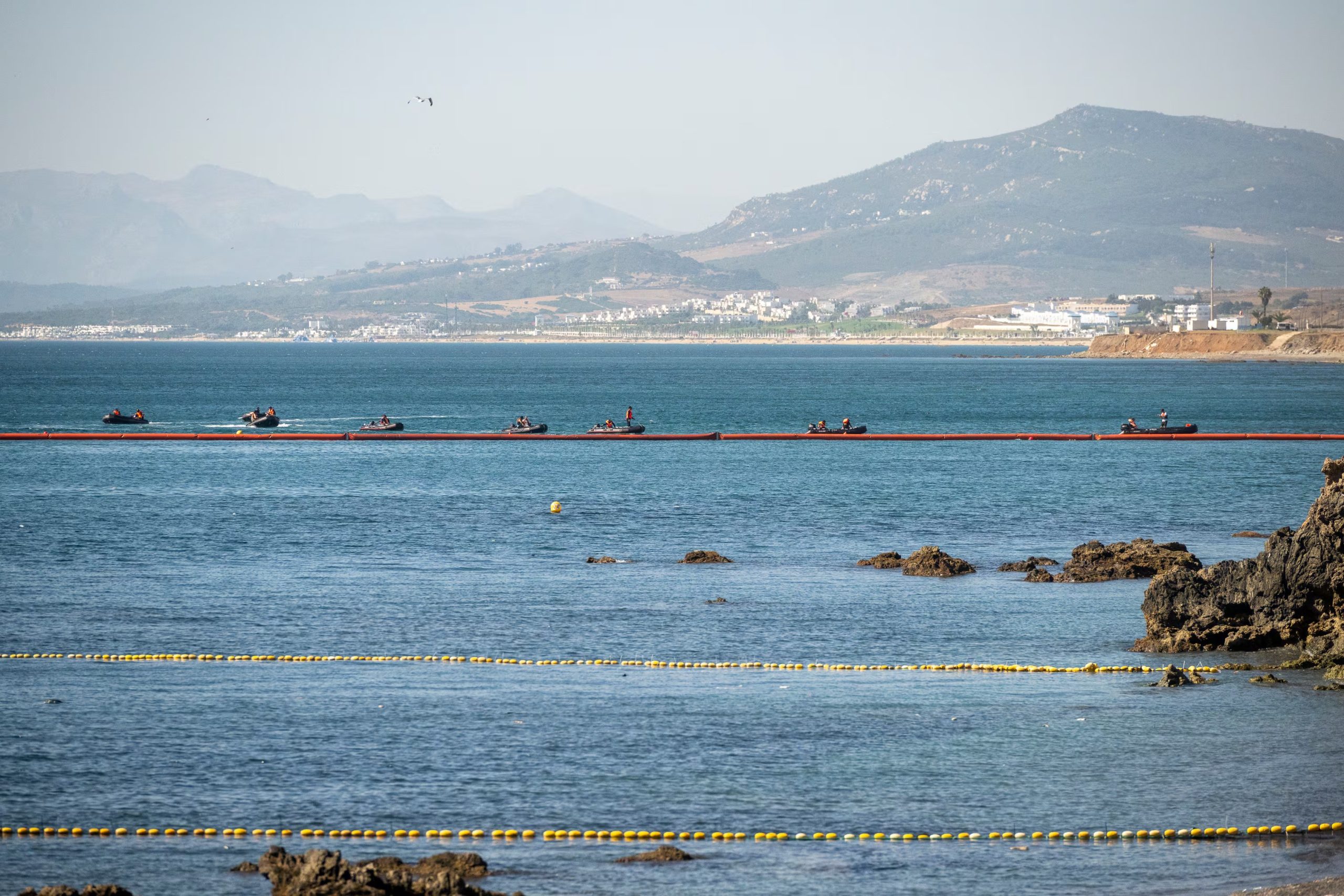 La nueva barrera flotante de contención de la frontera en Ceuta instalada tras el paso masivo de migrantes. (Marcos Moreno / Europa Press)