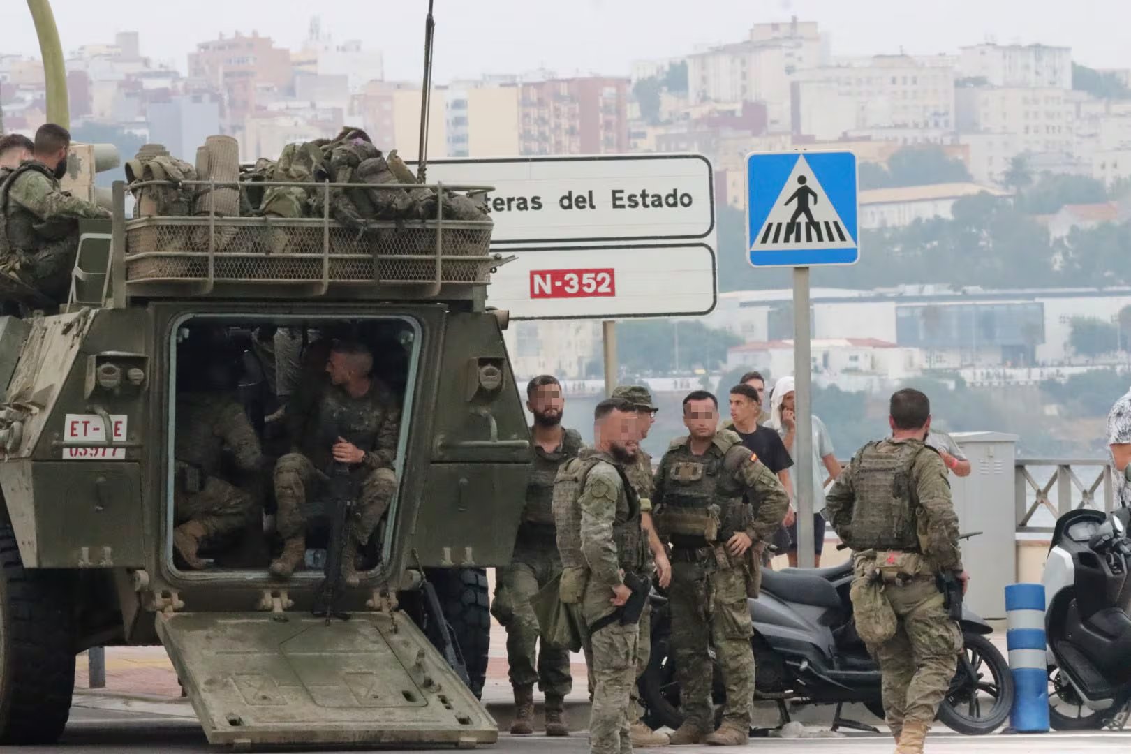 El Ejército, desplegando en la frontera del Tarajal en Ceuta, 10 de agosto de 2026. (EFE/Reduan Dris)