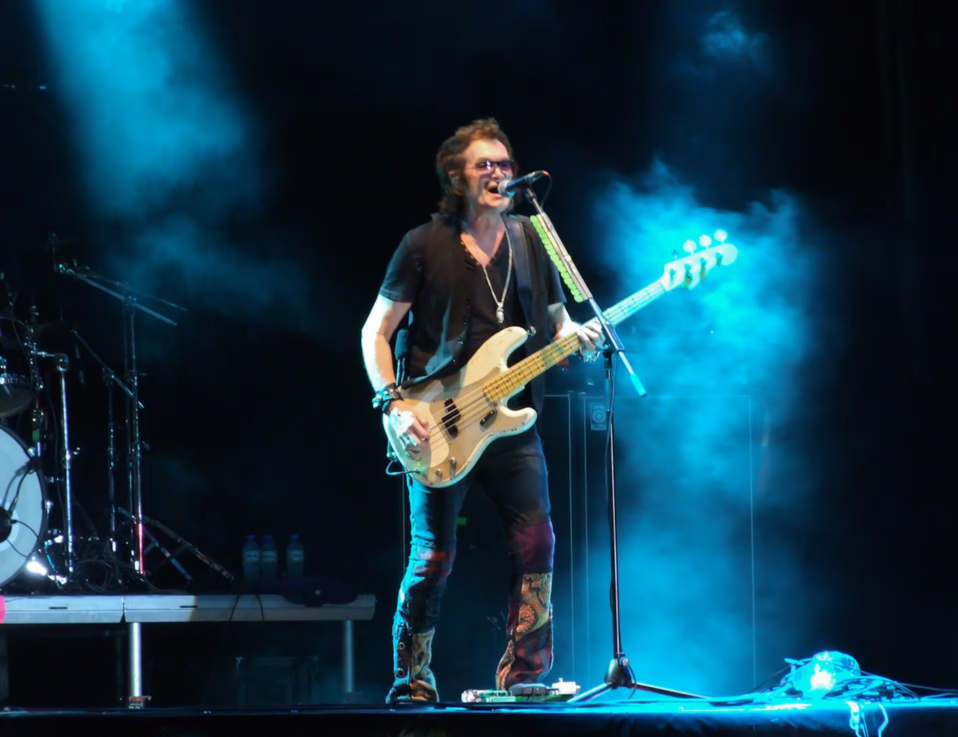 Desde Deep Purple hasta trabajos con grandes figuras, Hughes forjó una carrera reconocida por su versatilidad y colaboraciones influyentes (Fuente: Wikipedia)