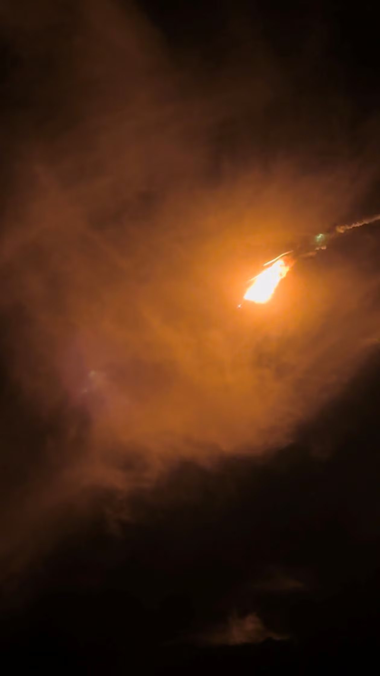 El cohete Larga Marcha 7A se desintegra durante el despegue en Wenchang, Hainan, en el segundo fallo del modelo desde su vuelo inaugural en 2020 (Redes sociales/REUTERS)