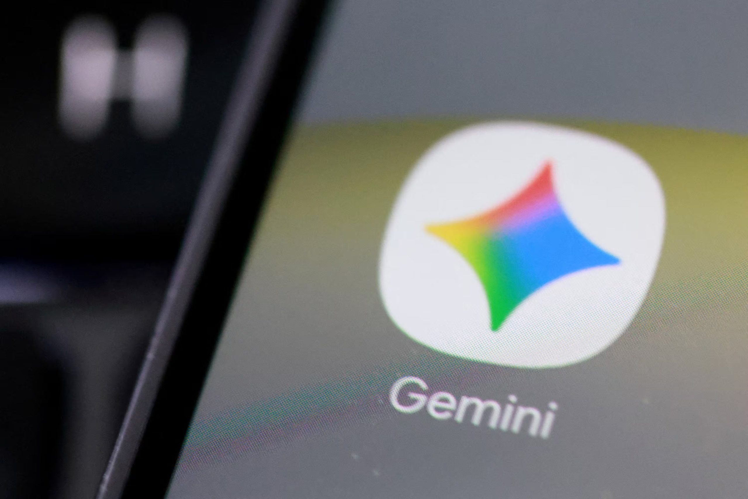 Gemini todavía podrá identificar si imágenes fueron realizadas con IA. REUTERS/Dado Ruvic/Ilustración