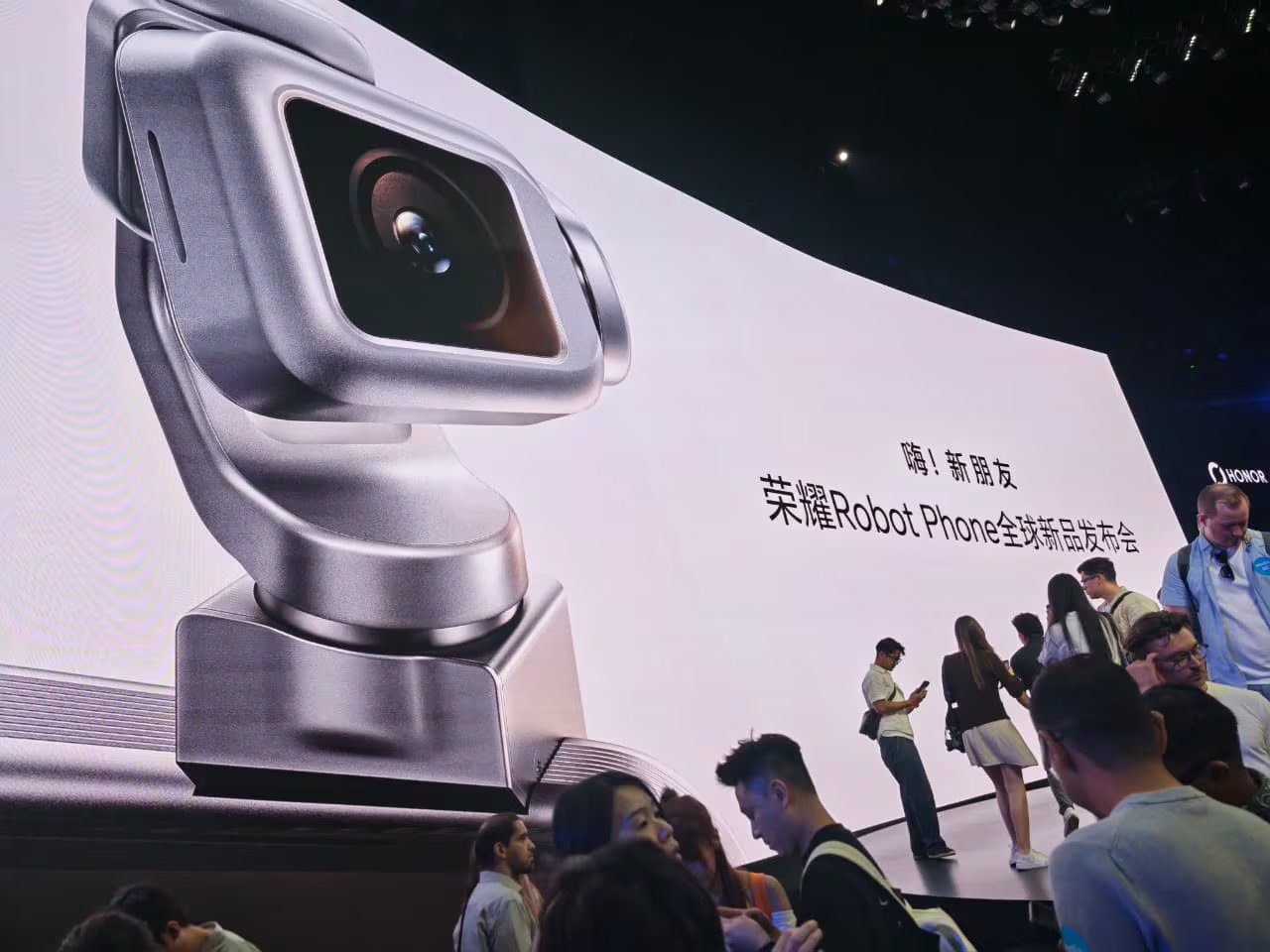 MagicOS y el Modo Robot YOYO permiten paneos e inclinaciones automáticas, AI Object Tracking y AI SpinShot para vlogs, transmisiones en vivo y videollamadas.