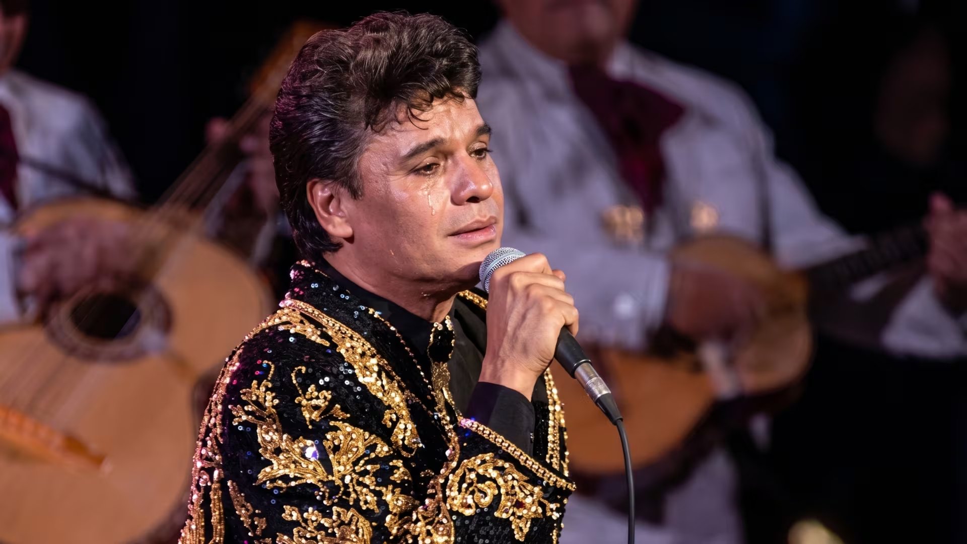 El cantante mexicano Juan Gabriel interpreta una canción durante su concierto en el Palacio de Bellas Artes en 1990, con mariachis en el fondo. (YouTube: Juan Gabriel)